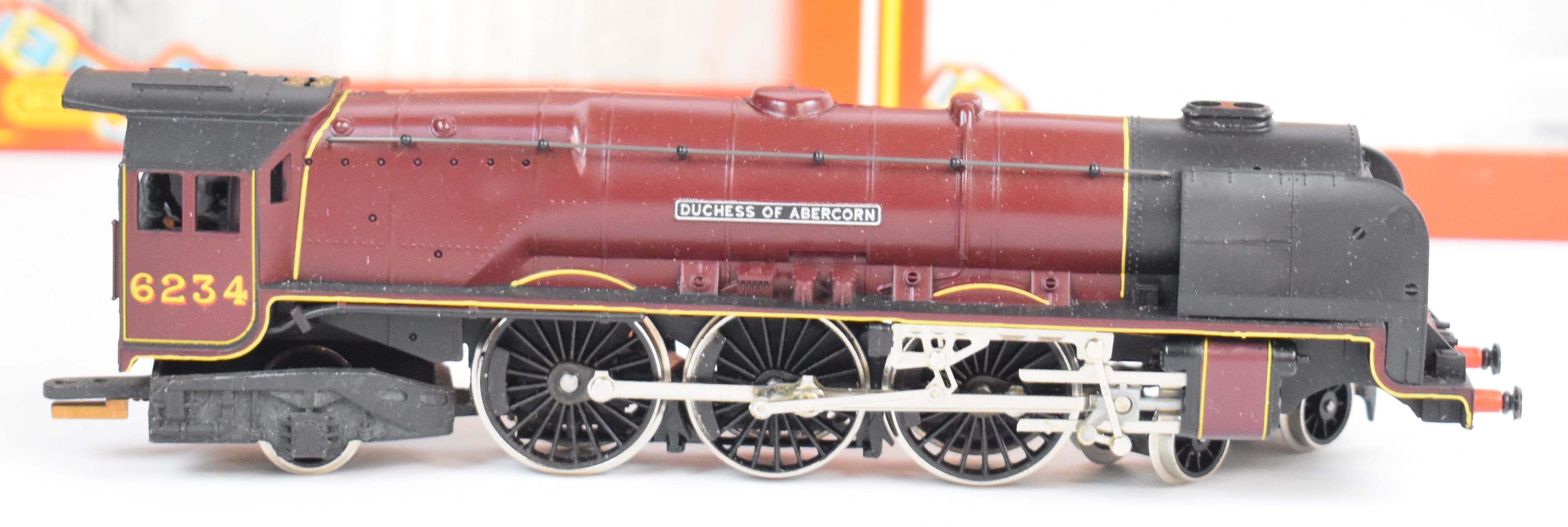 Four Hornby 00 gauge model railway locomotives to include GWR County Class 'County of Bedford' R.392 - Image 5 of 5