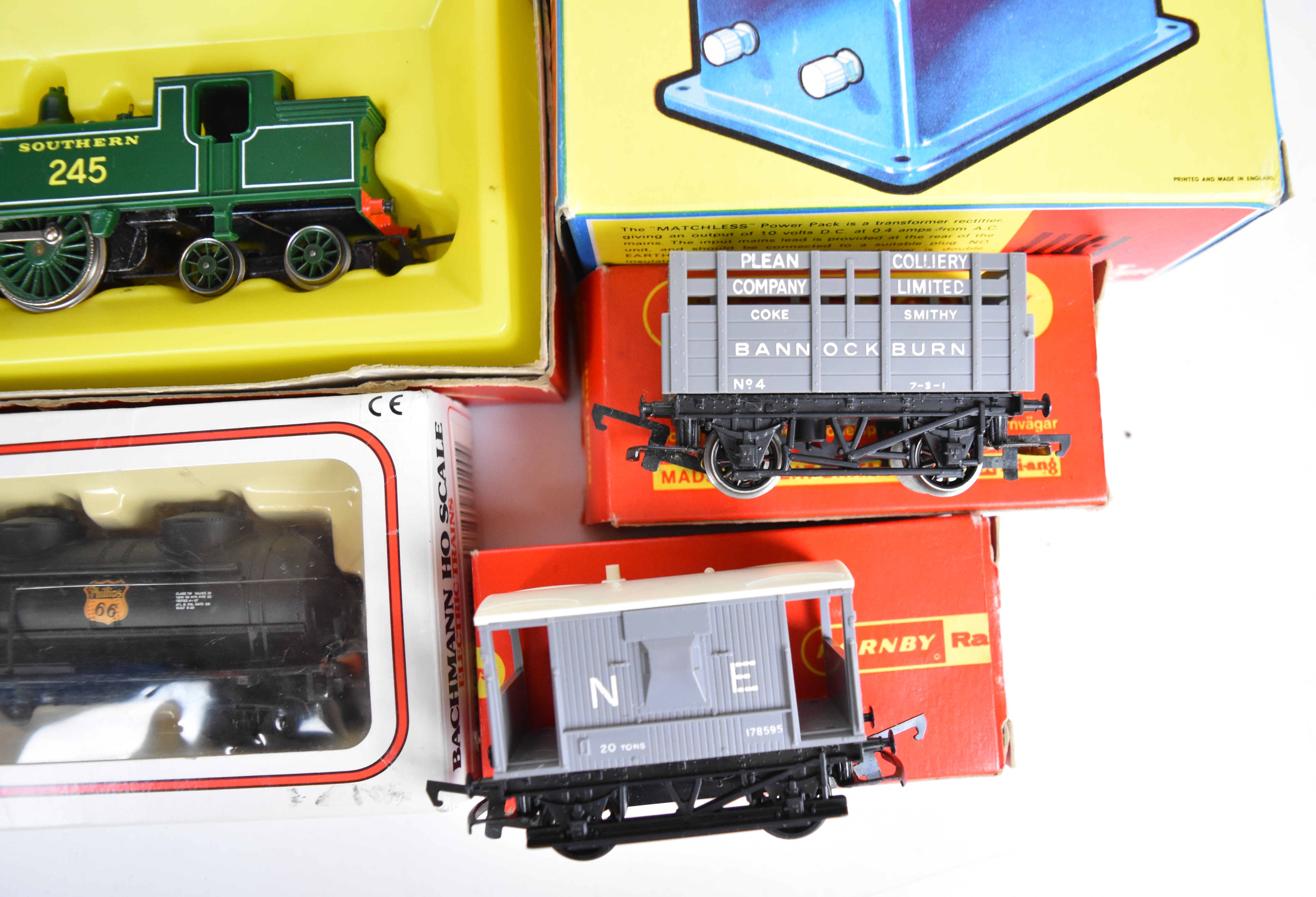 A collection of 00 and H0 gauge model railway locomotives and wagons to include Hornby R868 0-4-4 - Image 3 of 5