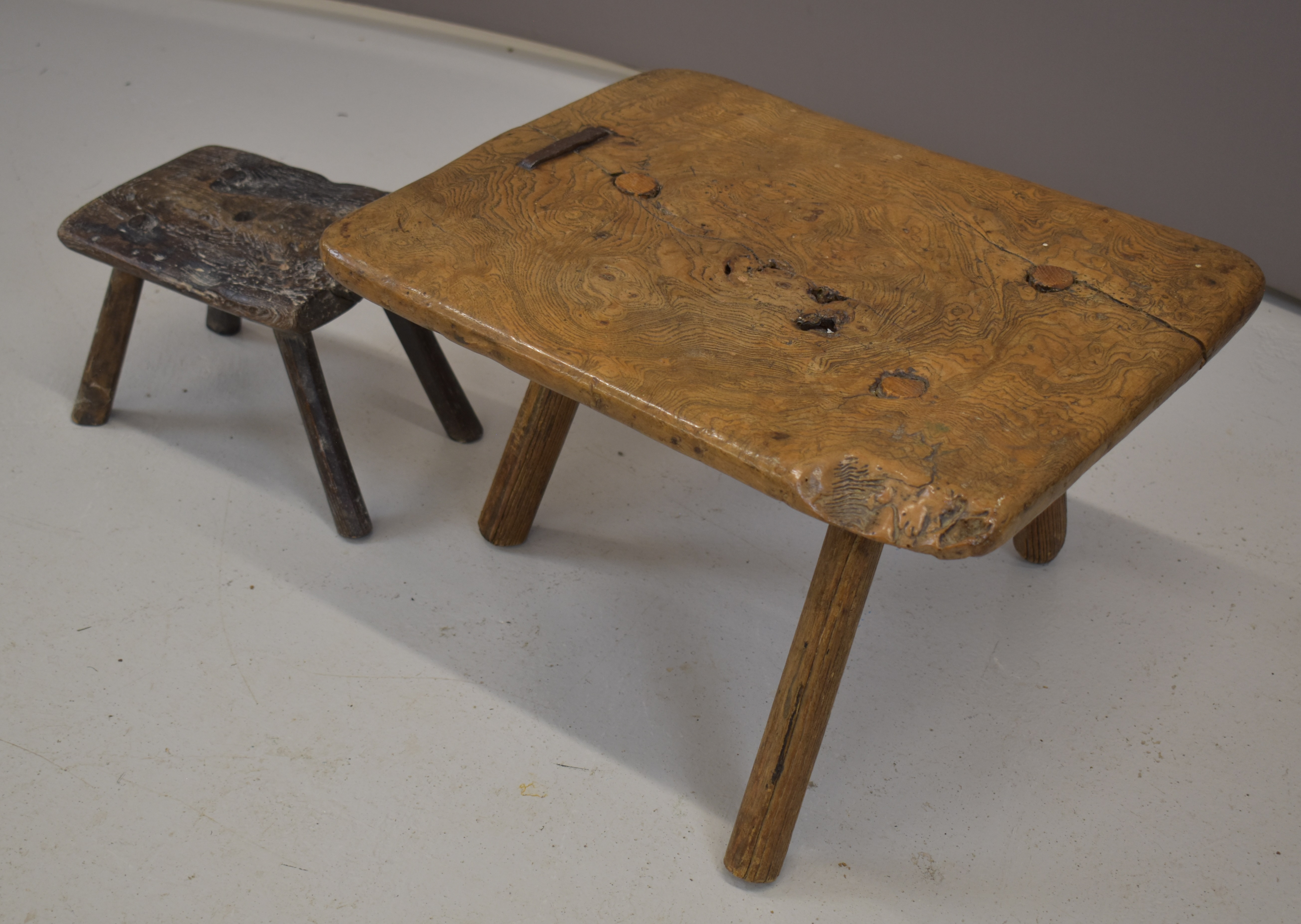 Two 17th / 18thC elm milking stools with iron staples, largest W44 x D38 x H28cm - Bild 2 aus 4