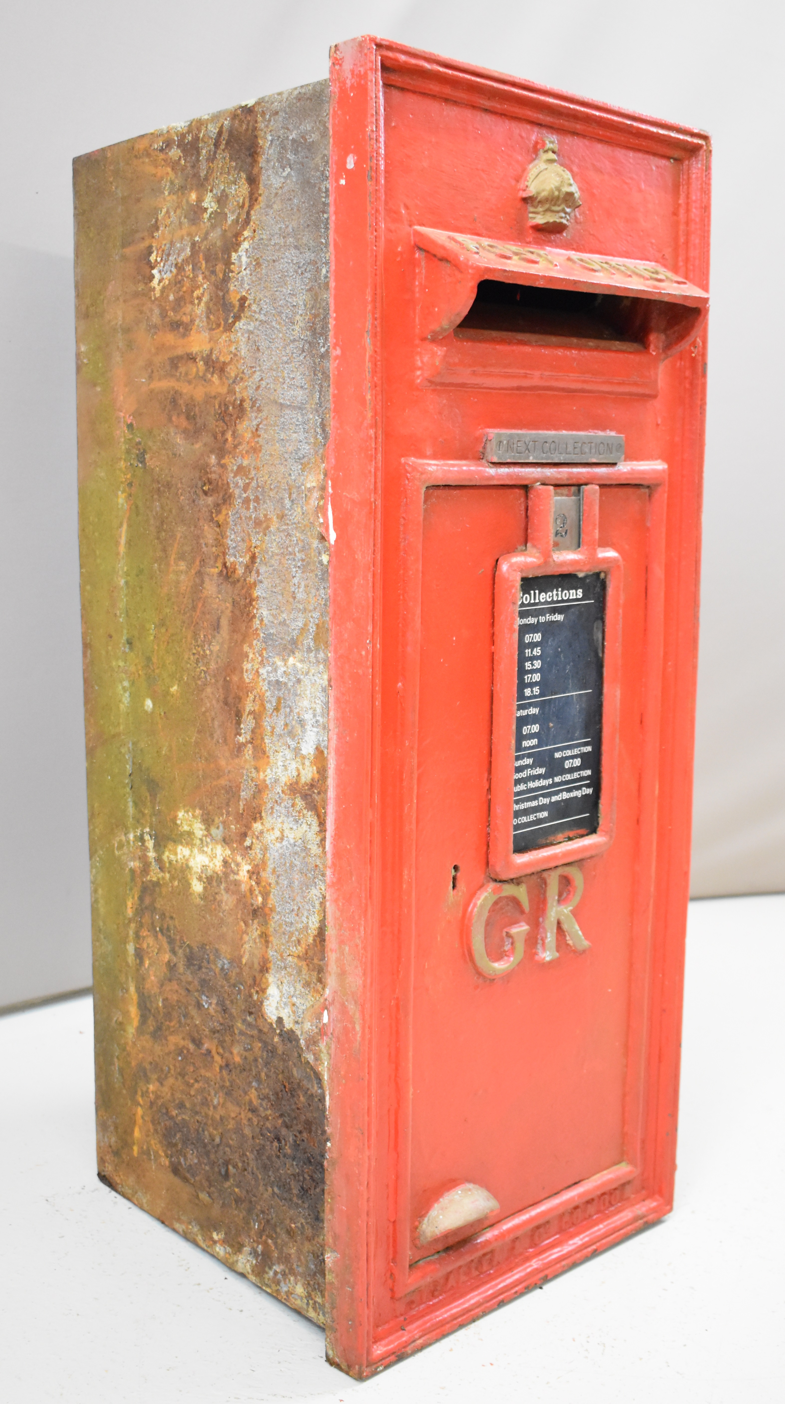 George V or VI cast iron Post Office wall mounted post box with crown to top, GR to false front door - Image 2 of 8