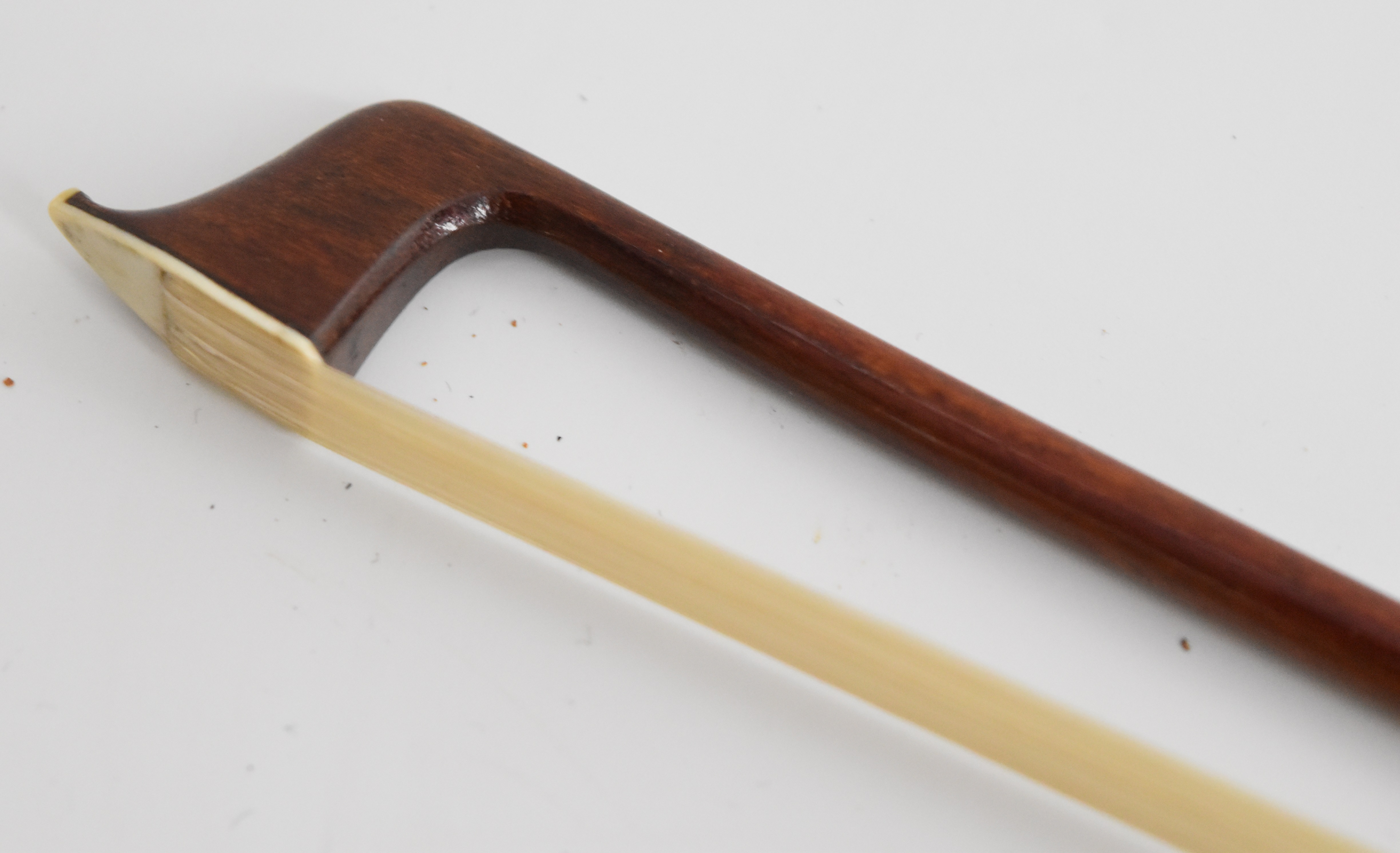 Pernambuco violin bow with ebony frog, faux ivory tip, mother of pearl inlay and silver fittings, - Bild 3 aus 4