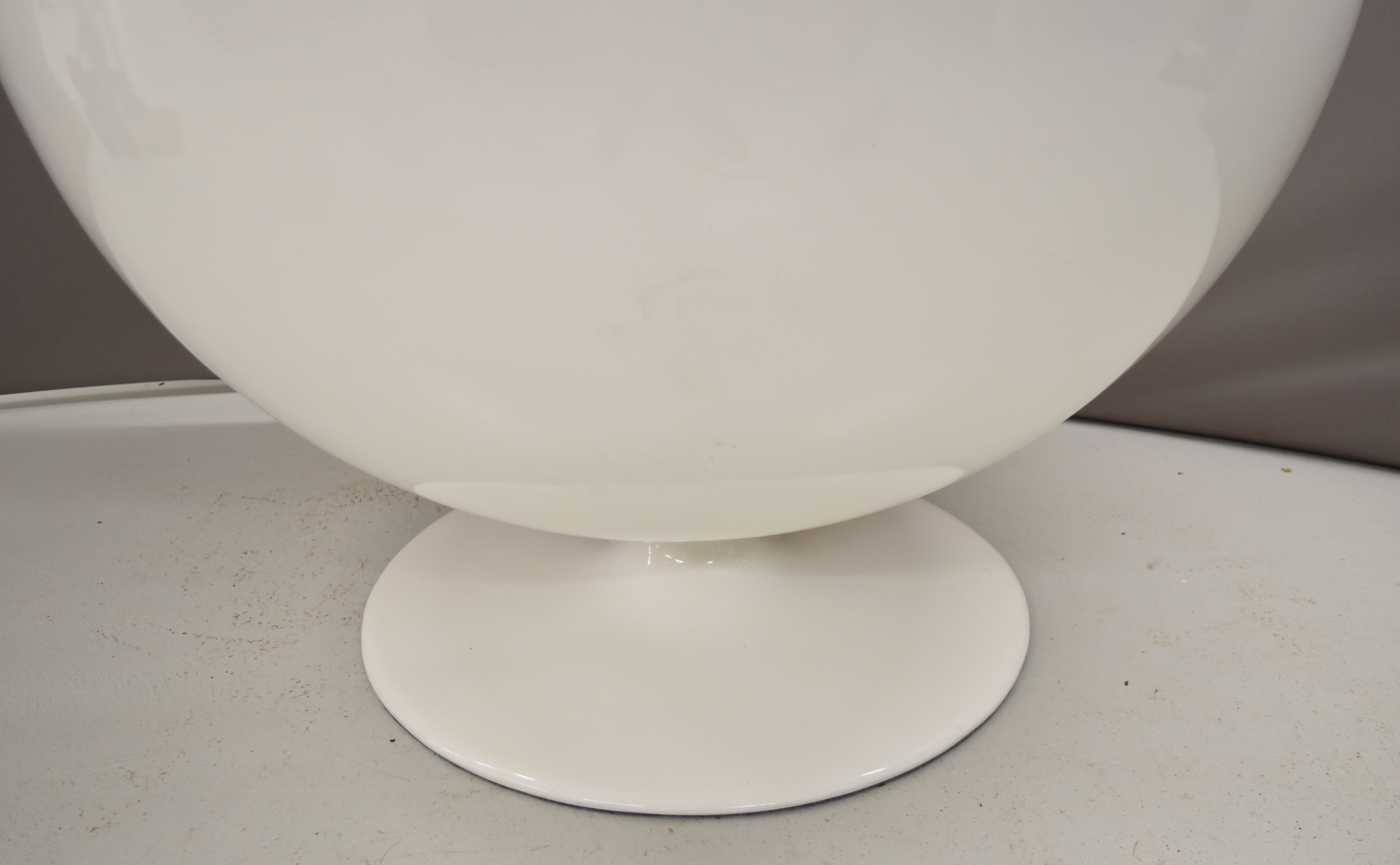 Eero Aarnio style mid century retro white fibreglass egg chair with red interior, height 124cm - Image 4 of 5