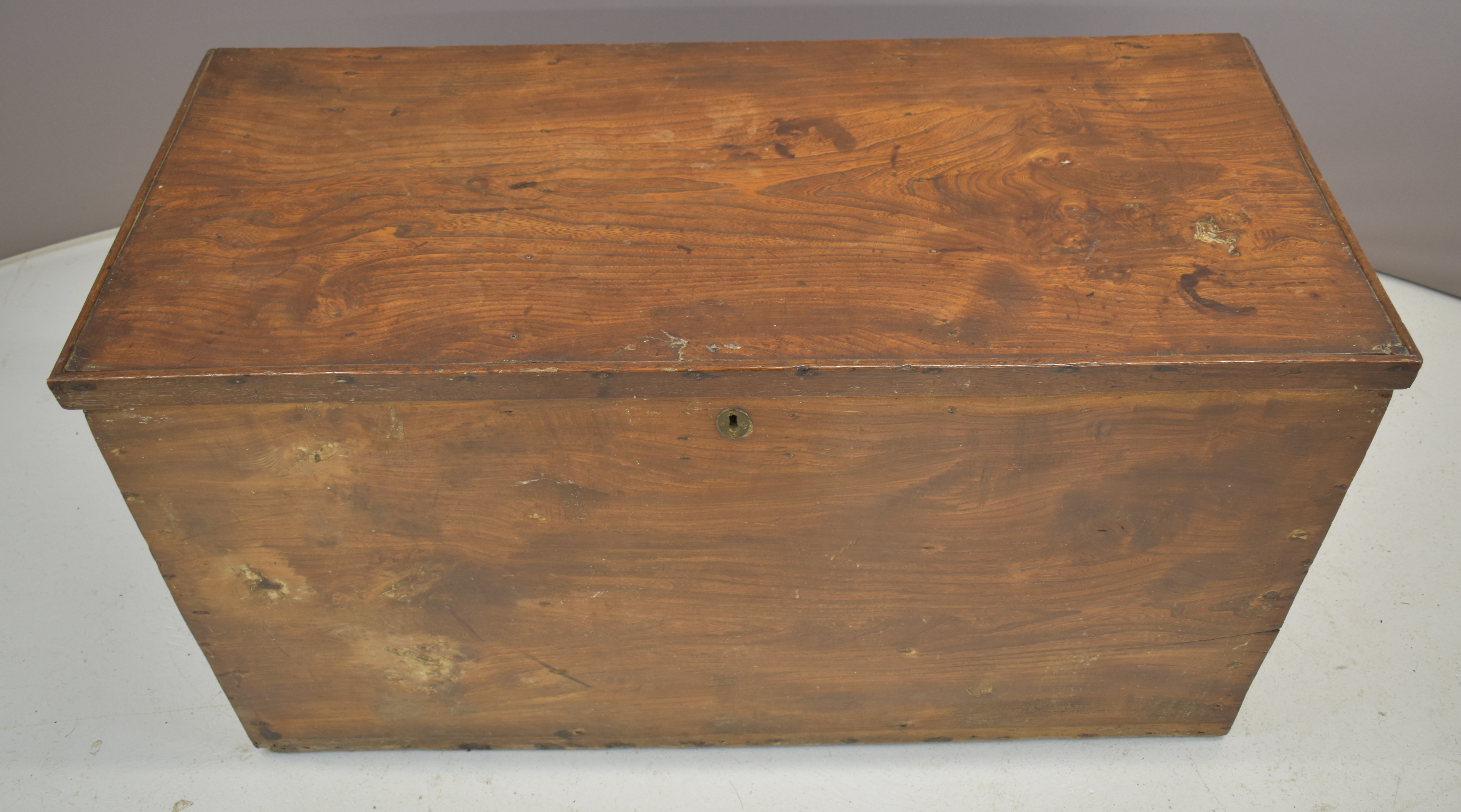 18th / 19thC elm trunk made with single planks, W121 x D55 x H67.5cm - Bild 4 aus 6