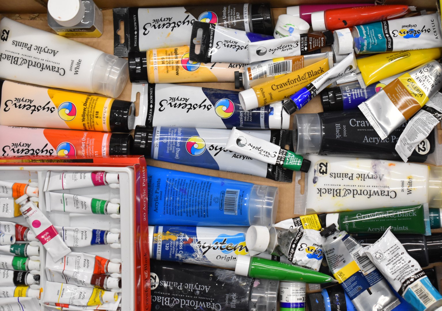 Large collection of artist's materials, brushes, acrylics, palettes, Winsor and Newton easels, lay - Image 4 of 10