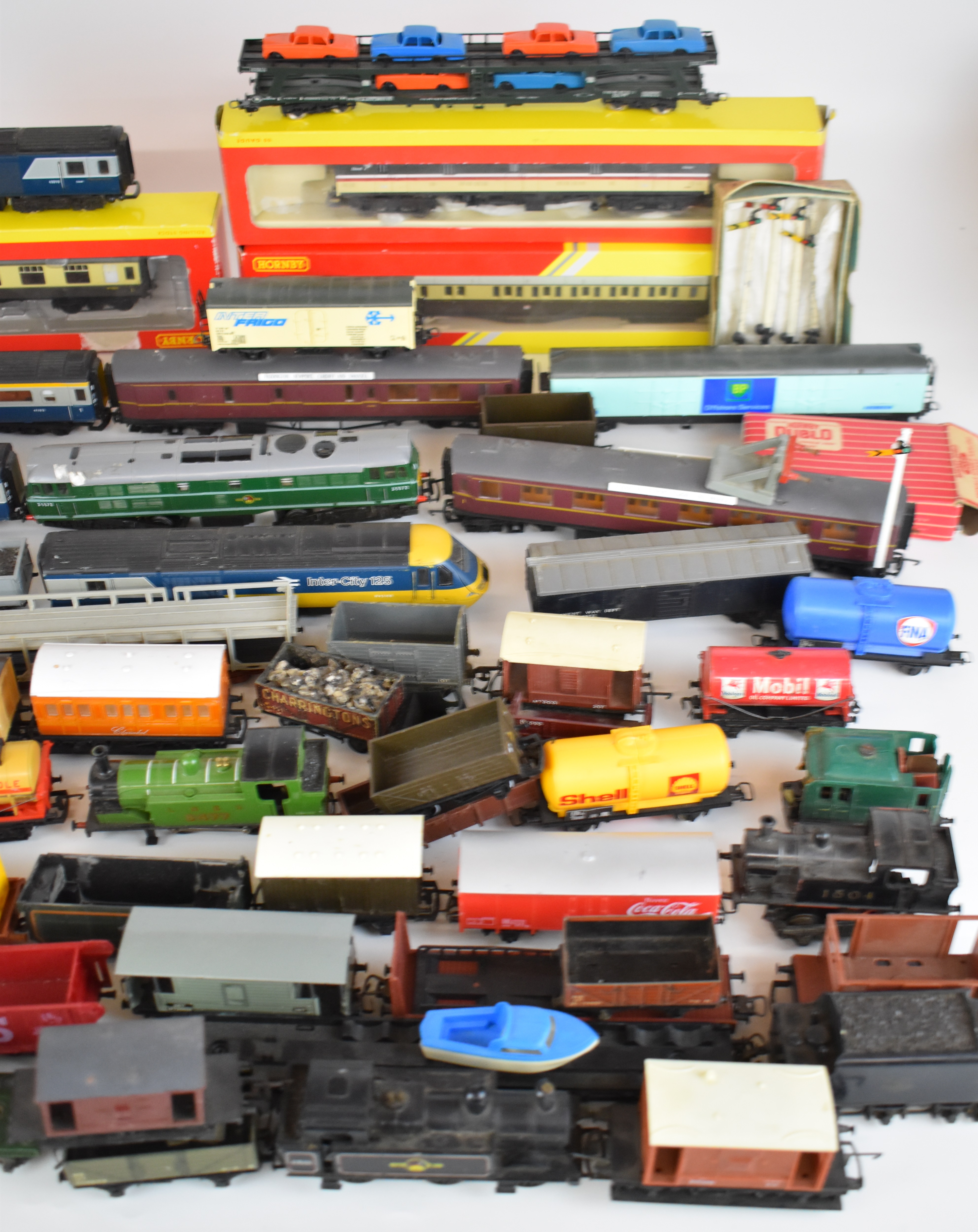 A collection of 00 gauge model railway locomotives, passenger carriages and goods wagons to - Image 3 of 3