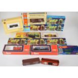 Fifteen HO scale model railway American freight and passenger carriages, manufacturers to include
