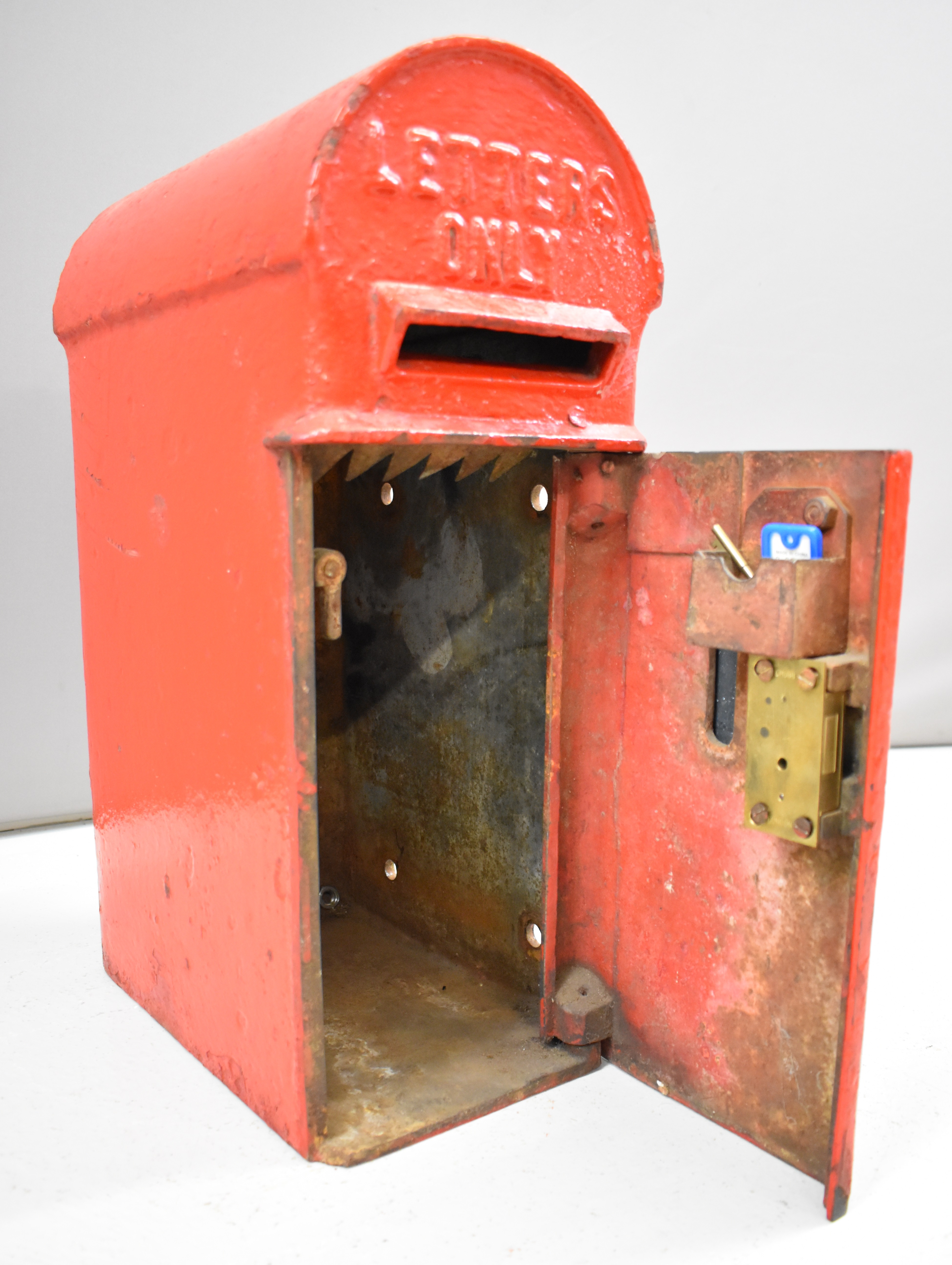 Edward VII cast iron lamp post mounted post box with enamel plate to door for Farthing Farm, - Image 9 of 11