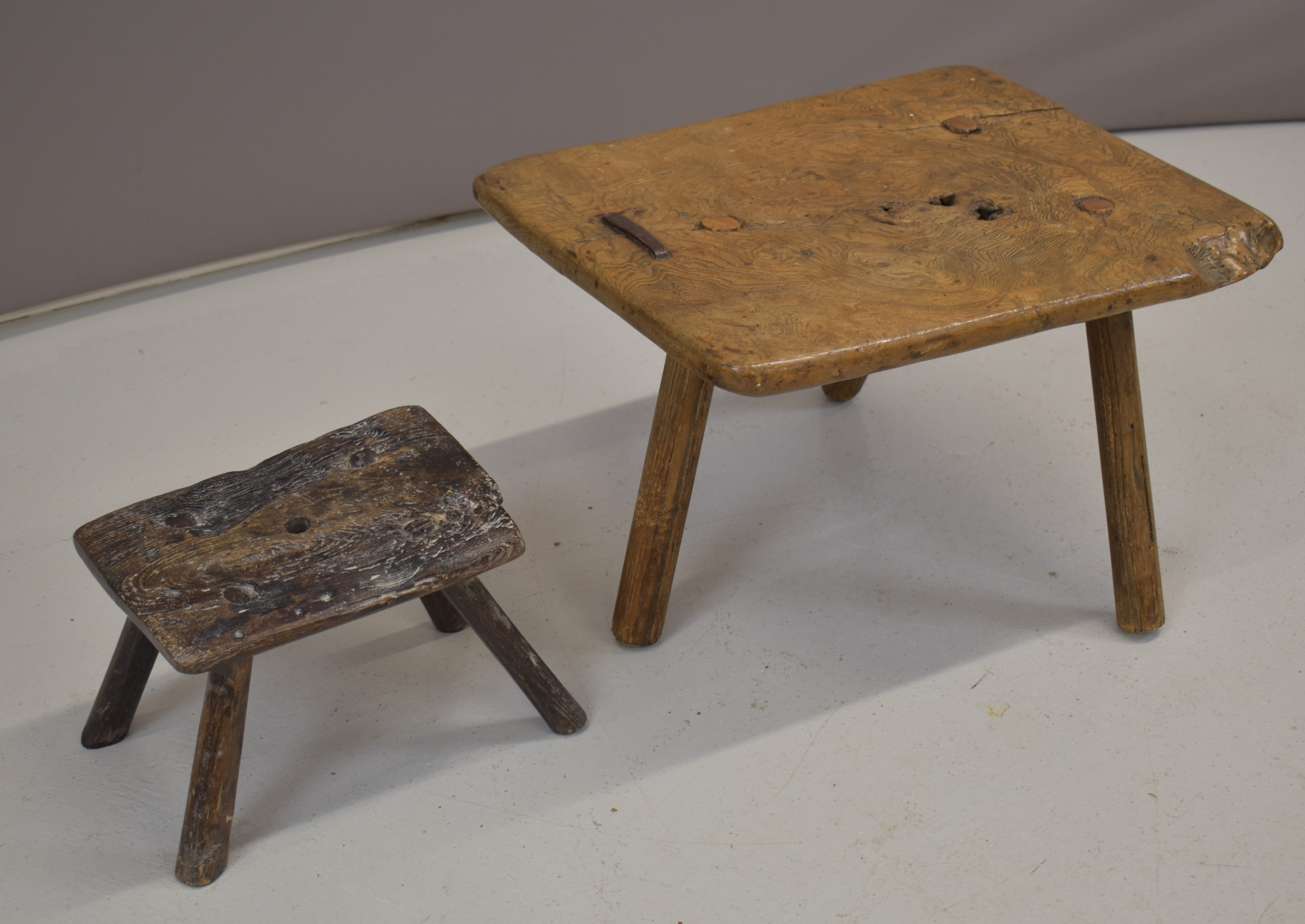 Two 17th / 18thC elm milking stools with iron staples, largest W44 x D38 x H28cm - Bild 3 aus 4