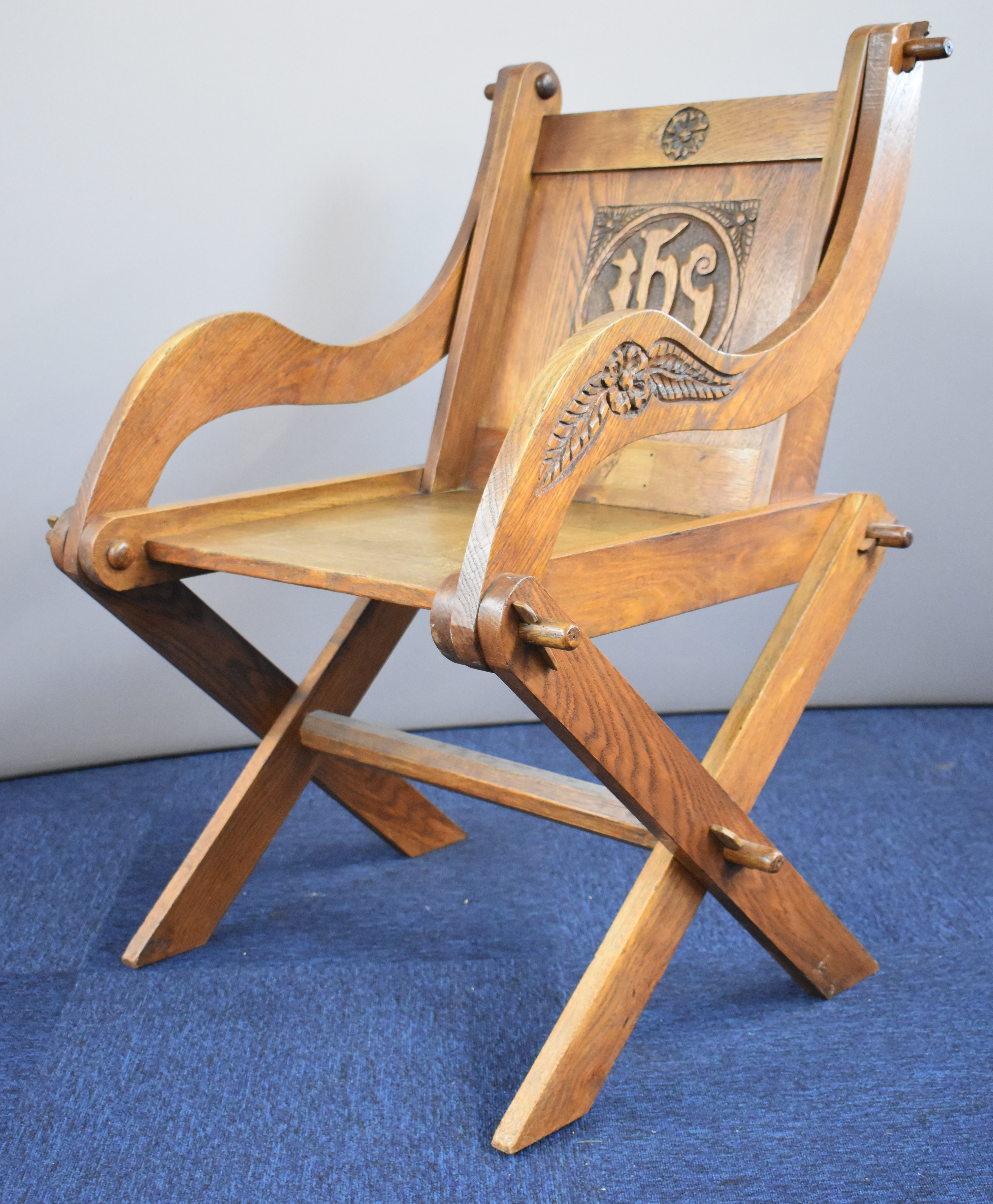 Pair early 20thC Gothic hall or similar chairs - Image 3 of 6