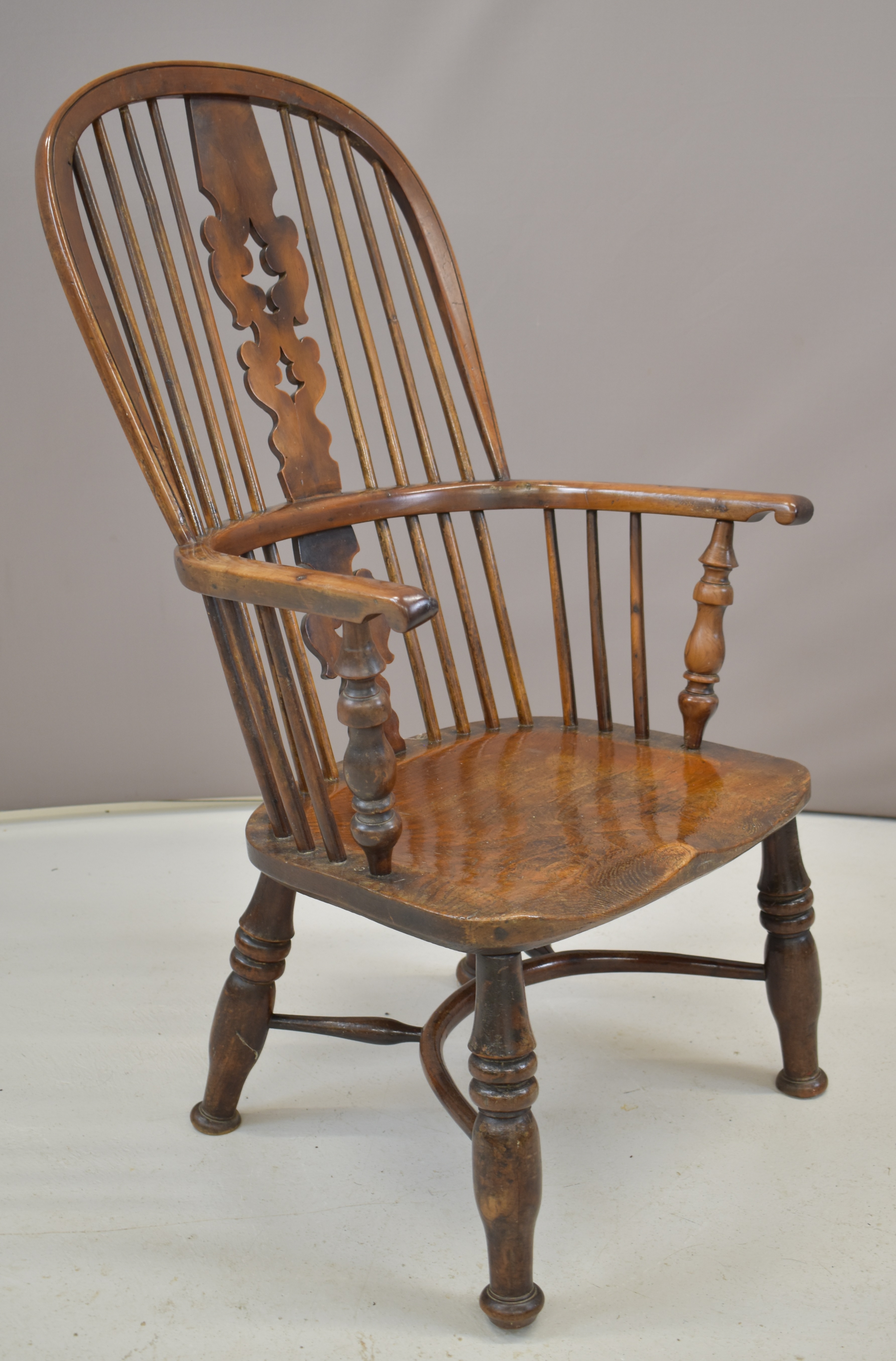 19thC elm seated Windsor armchair with pierced back splats and yew armrests - Image 3 of 5