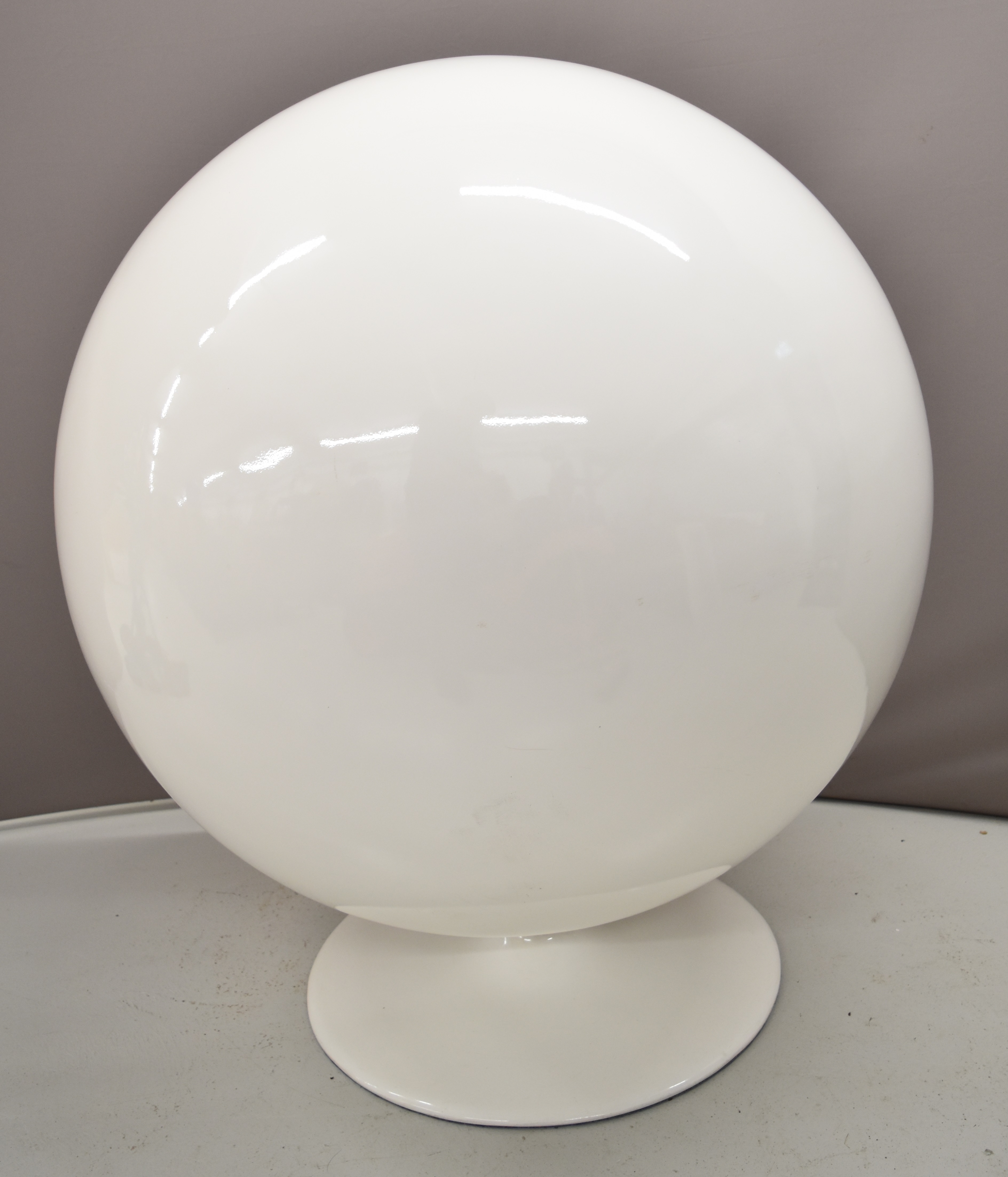 Eero Aarnio style mid century retro white fibreglass egg chair with red interior, height 124cm - Image 3 of 5