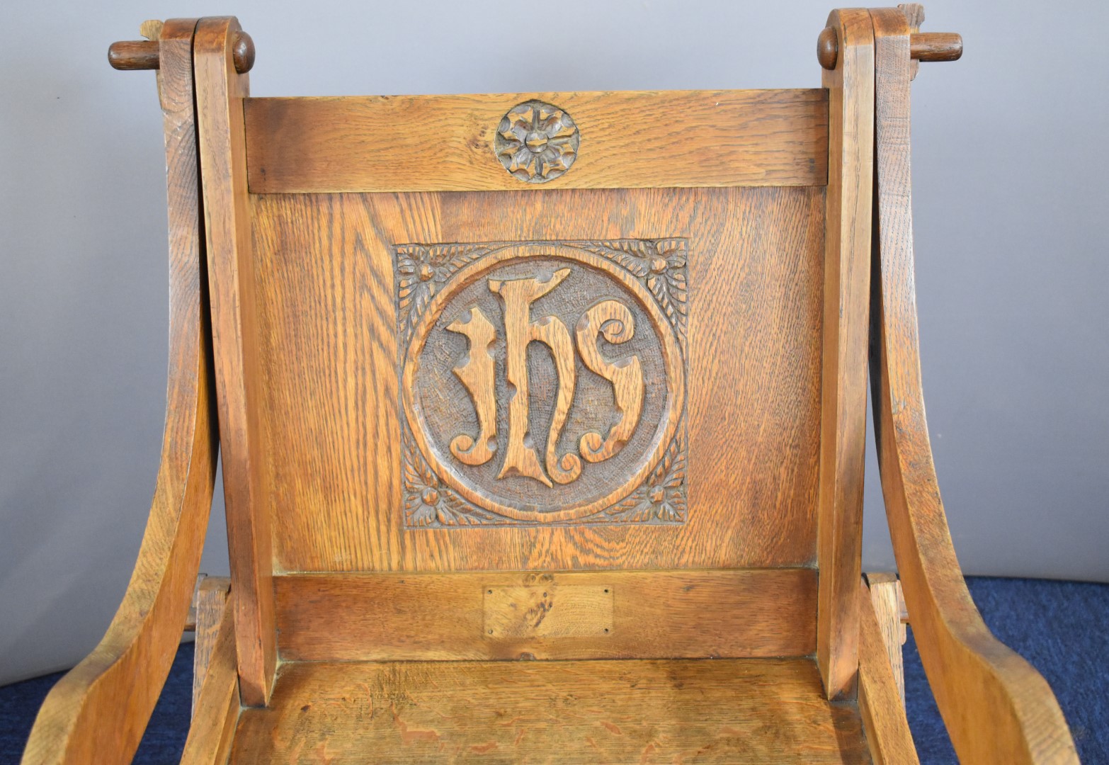 Pair early 20thC Gothic hall or similar chairs - Image 5 of 6