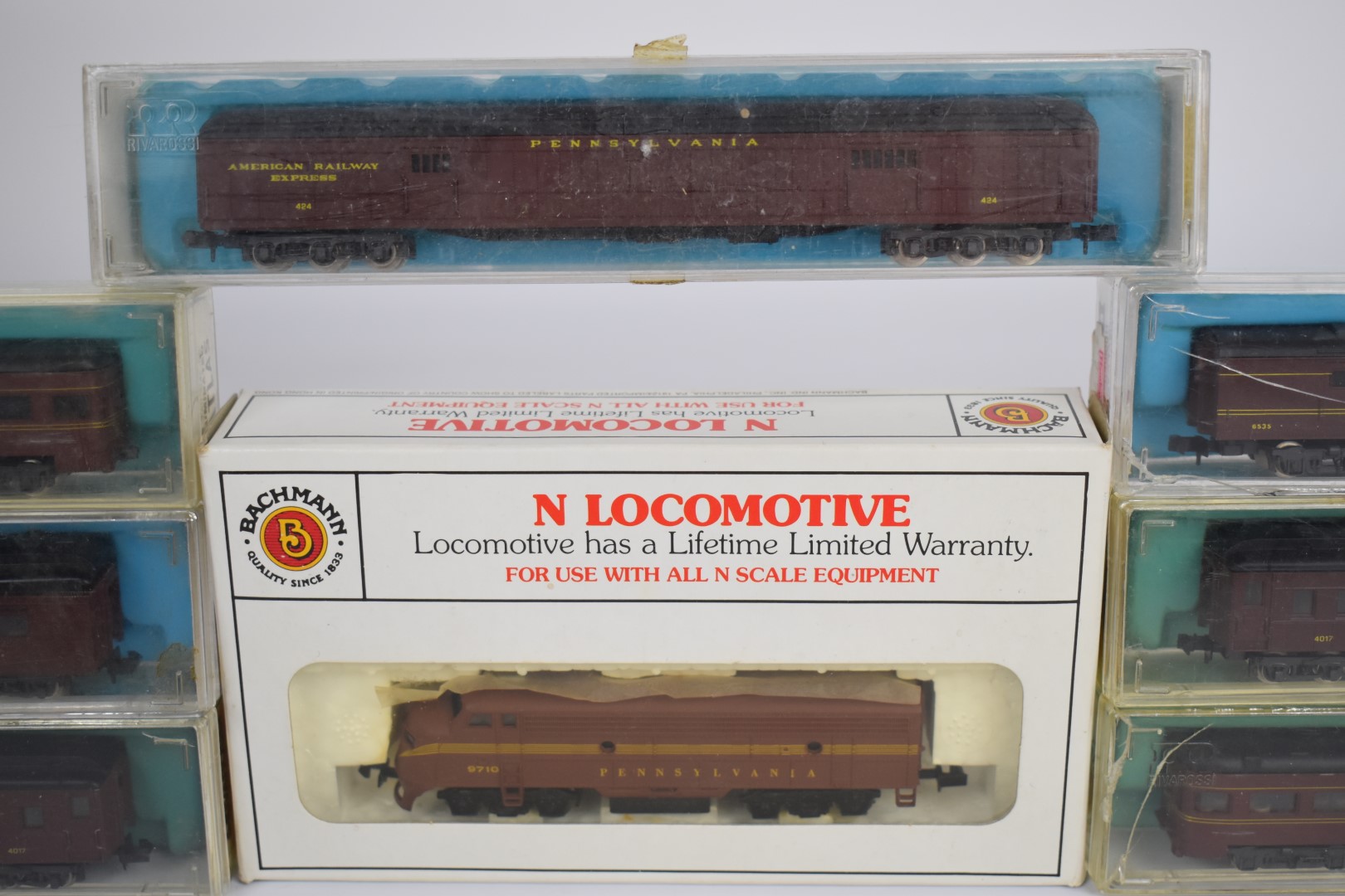 Bachmann N gauge EMD F9 Diesel Pennsylvania locomotive together with seven Atlas and Rivarossi - Image 3 of 4