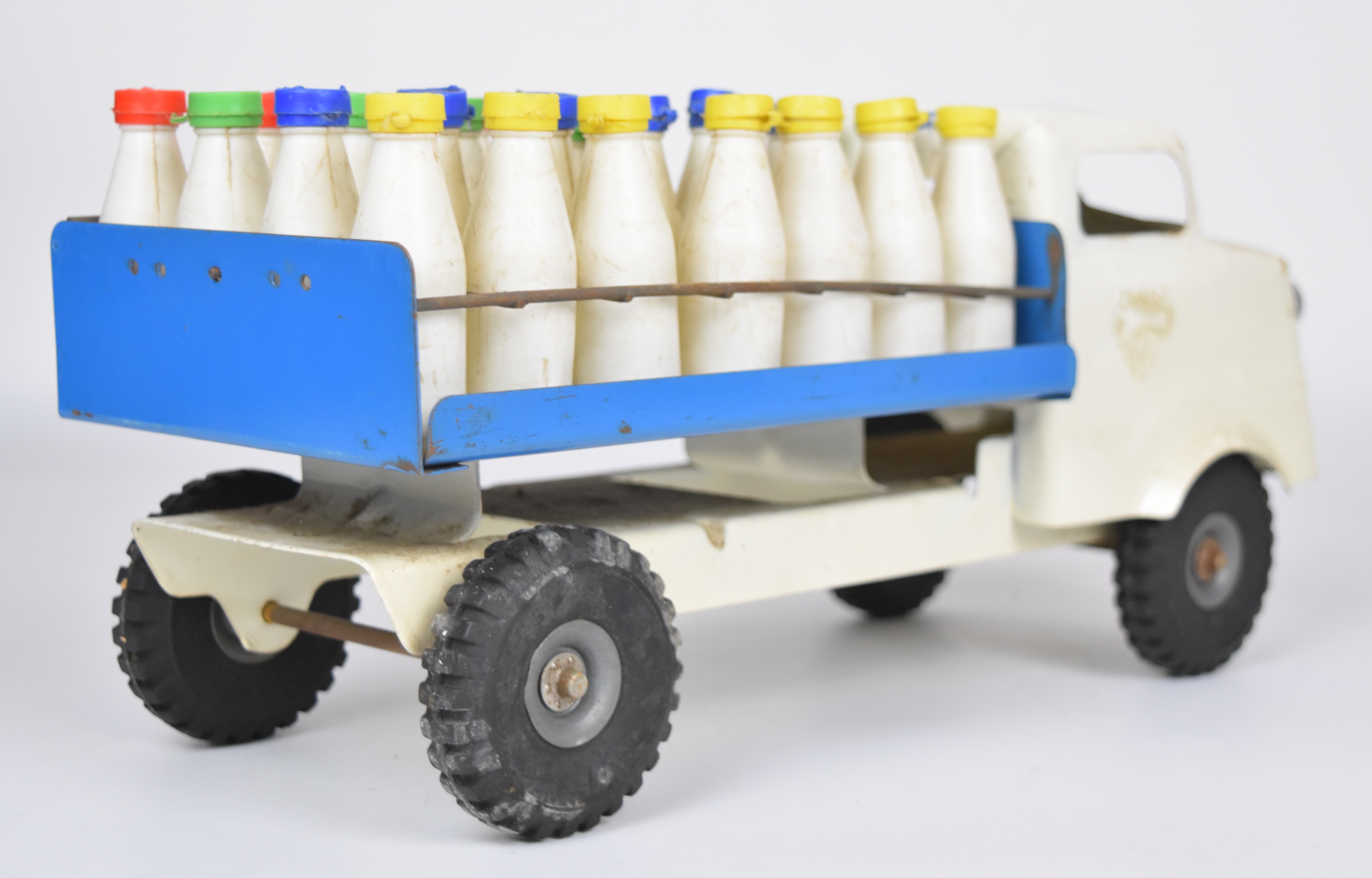 Tri-ang pressed steel milk truck or float with white cab and blue bed, complete with milk bottles. - Image 3 of 4
