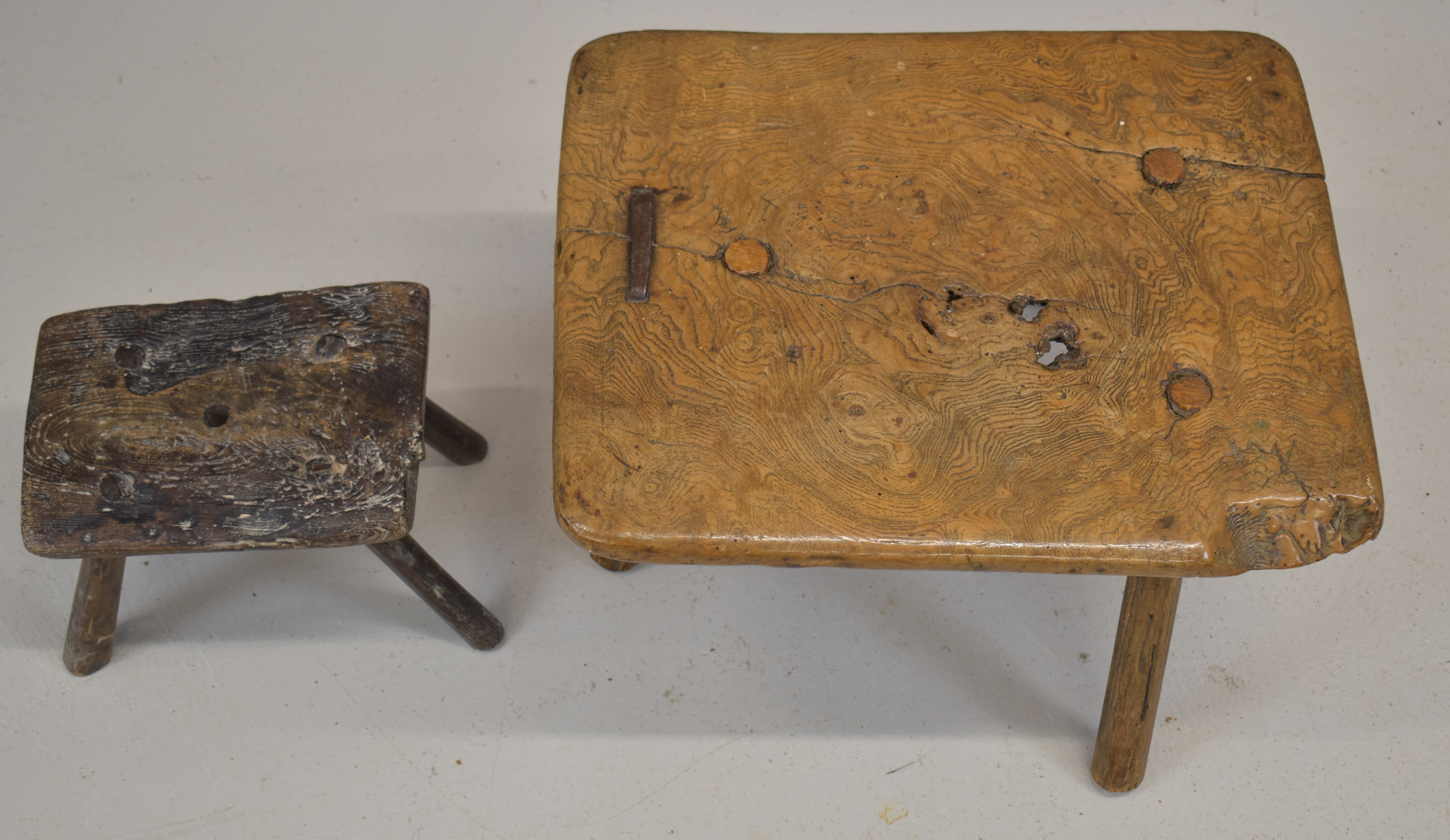 Two 17th / 18thC elm milking stools with iron staples, largest W44 x D38 x H28cm - Bild 4 aus 4