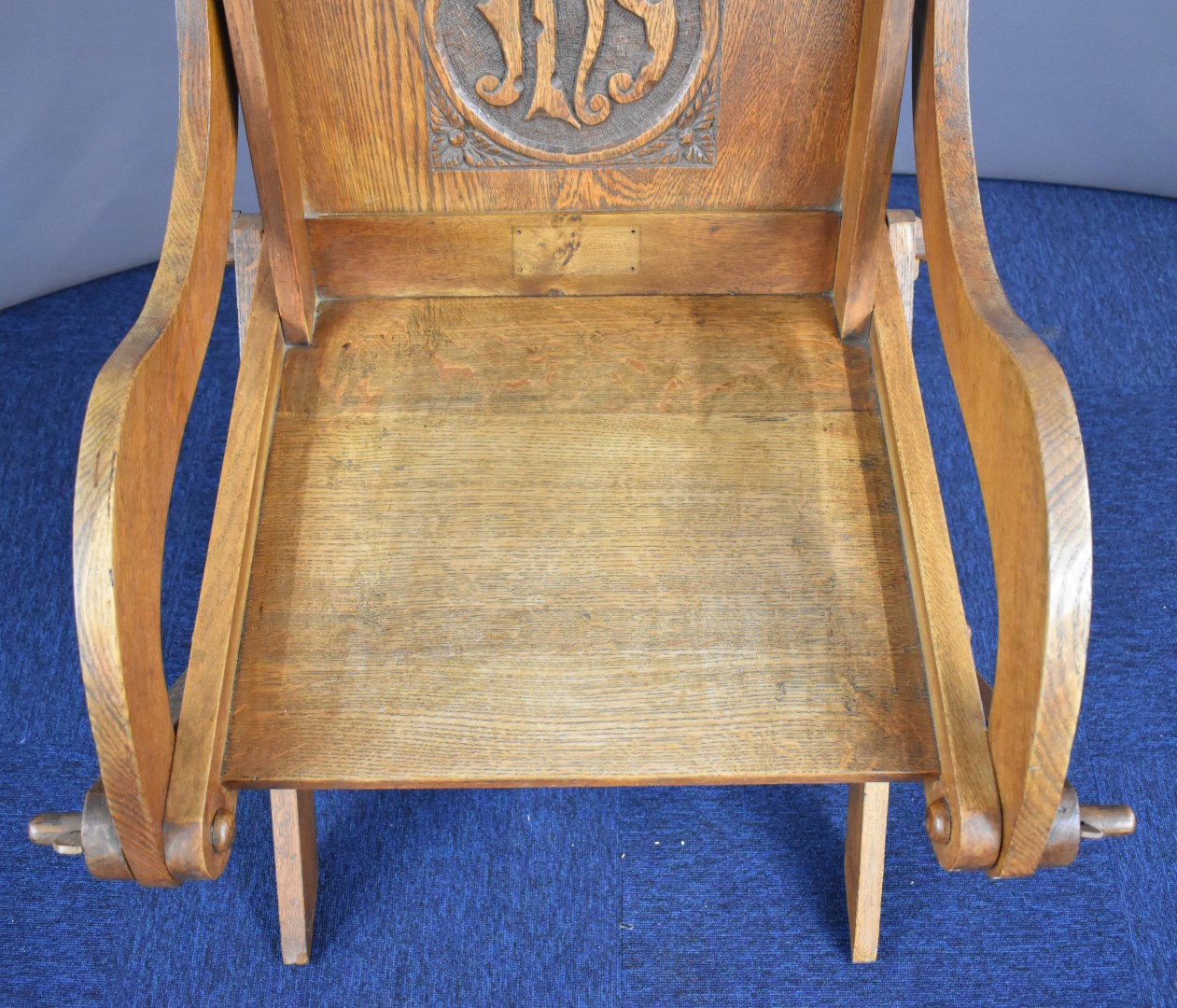 Pair early 20thC Gothic hall or similar chairs - Image 6 of 6