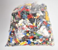 Over 6kg of loose Lego including mini figures, vehicles etc.