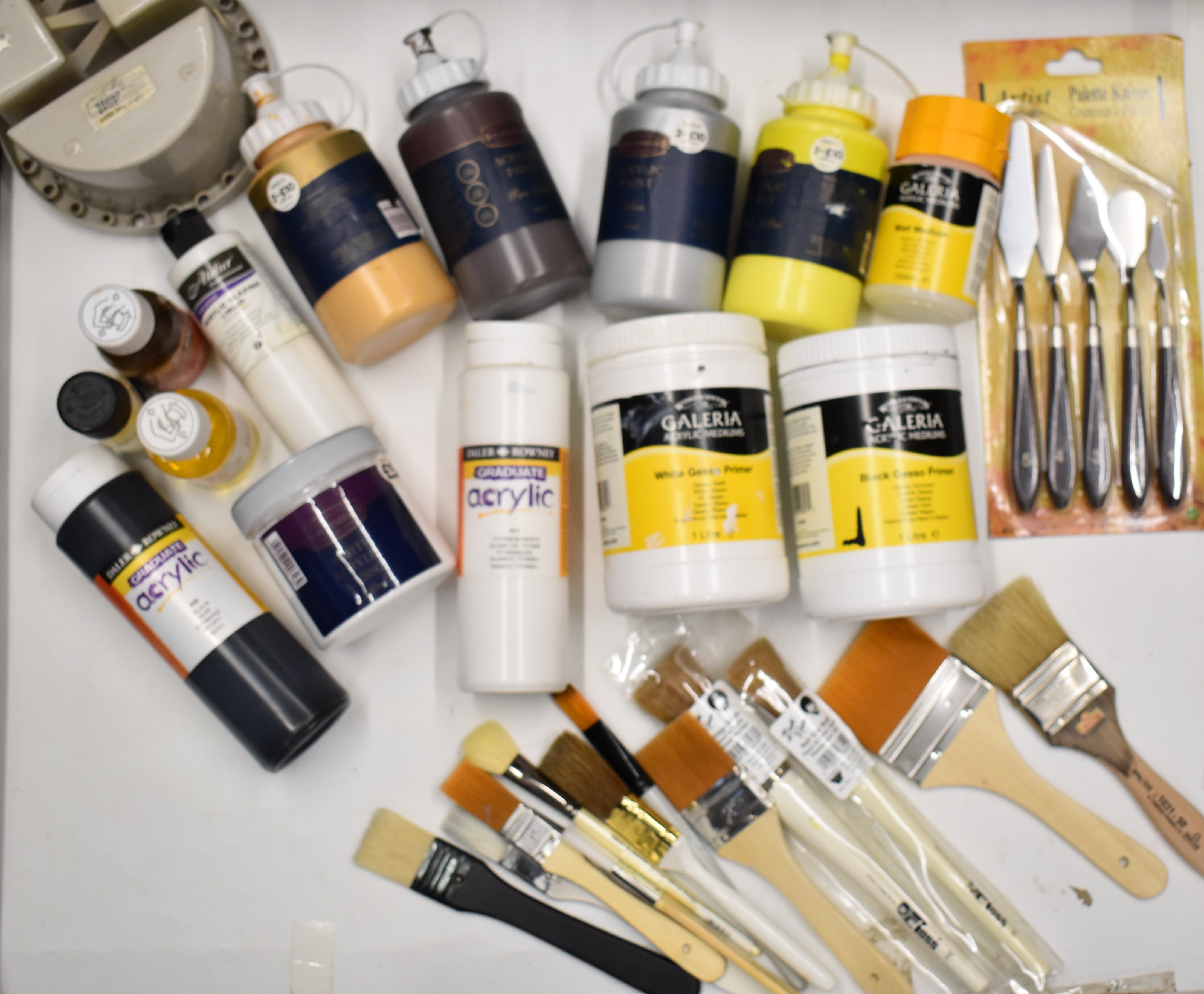 Large collection of artist's materials, brushes, acrylics, palettes, Winsor and Newton easels, lay - Image 2 of 10