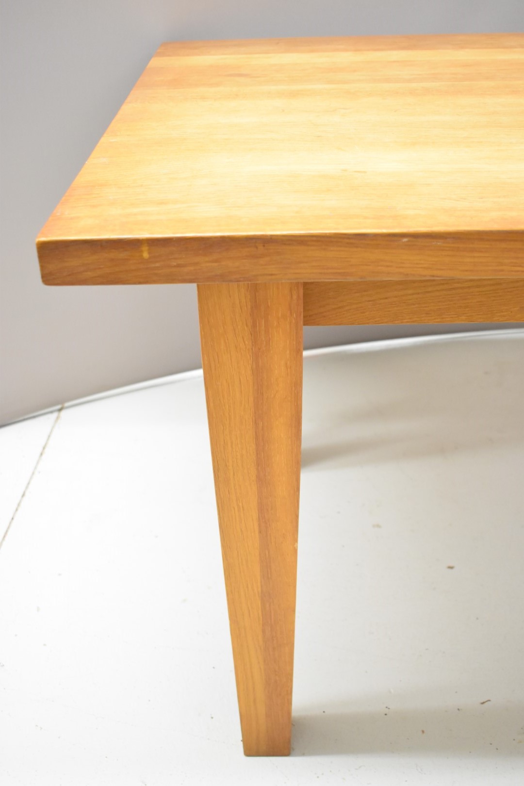 Modern oak dining table raised on square tapering legs, L180 x W85 x H75cm - Image 3 of 3