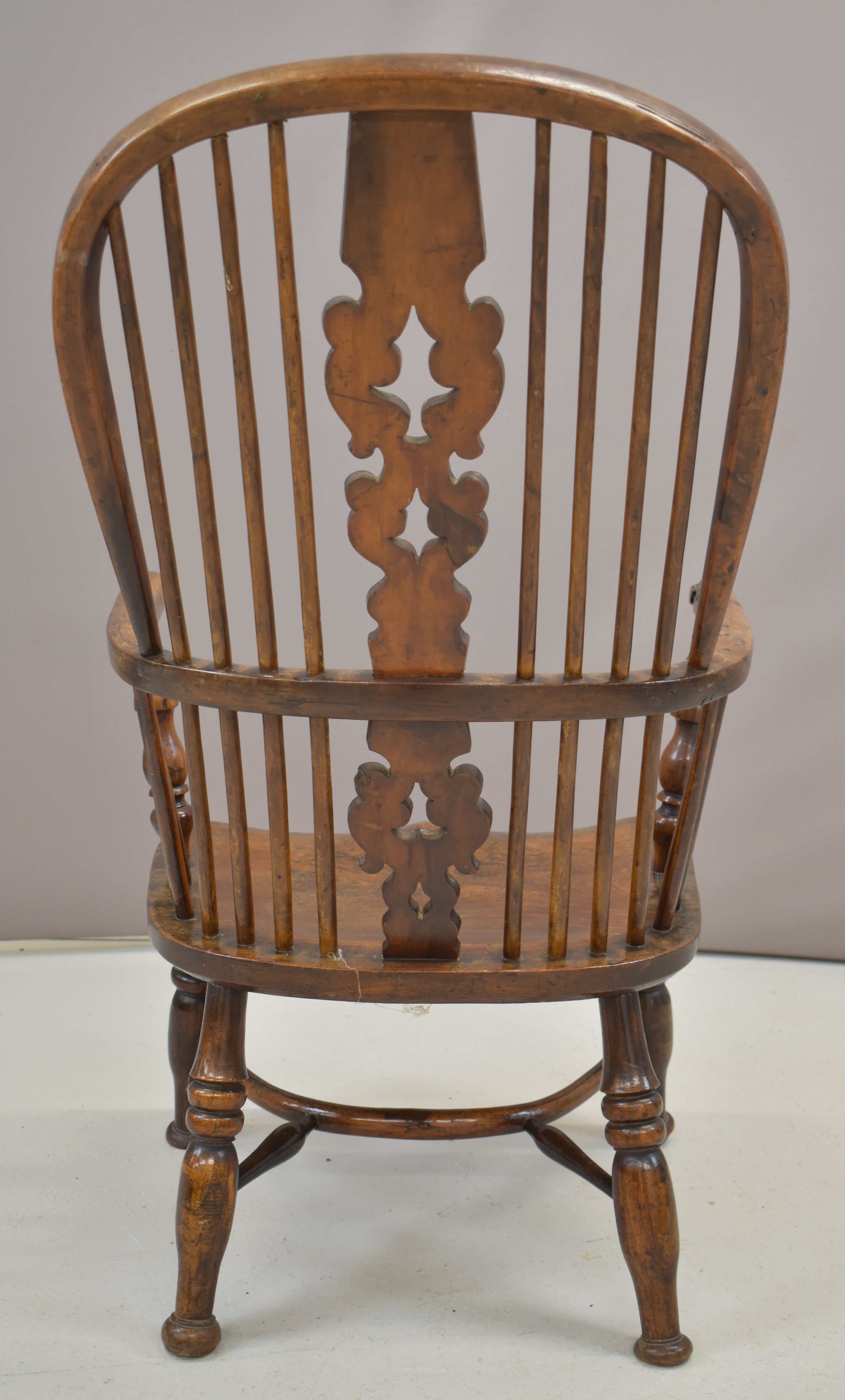 19thC elm seated Windsor armchair with pierced back splats and yew armrests - Image 4 of 5