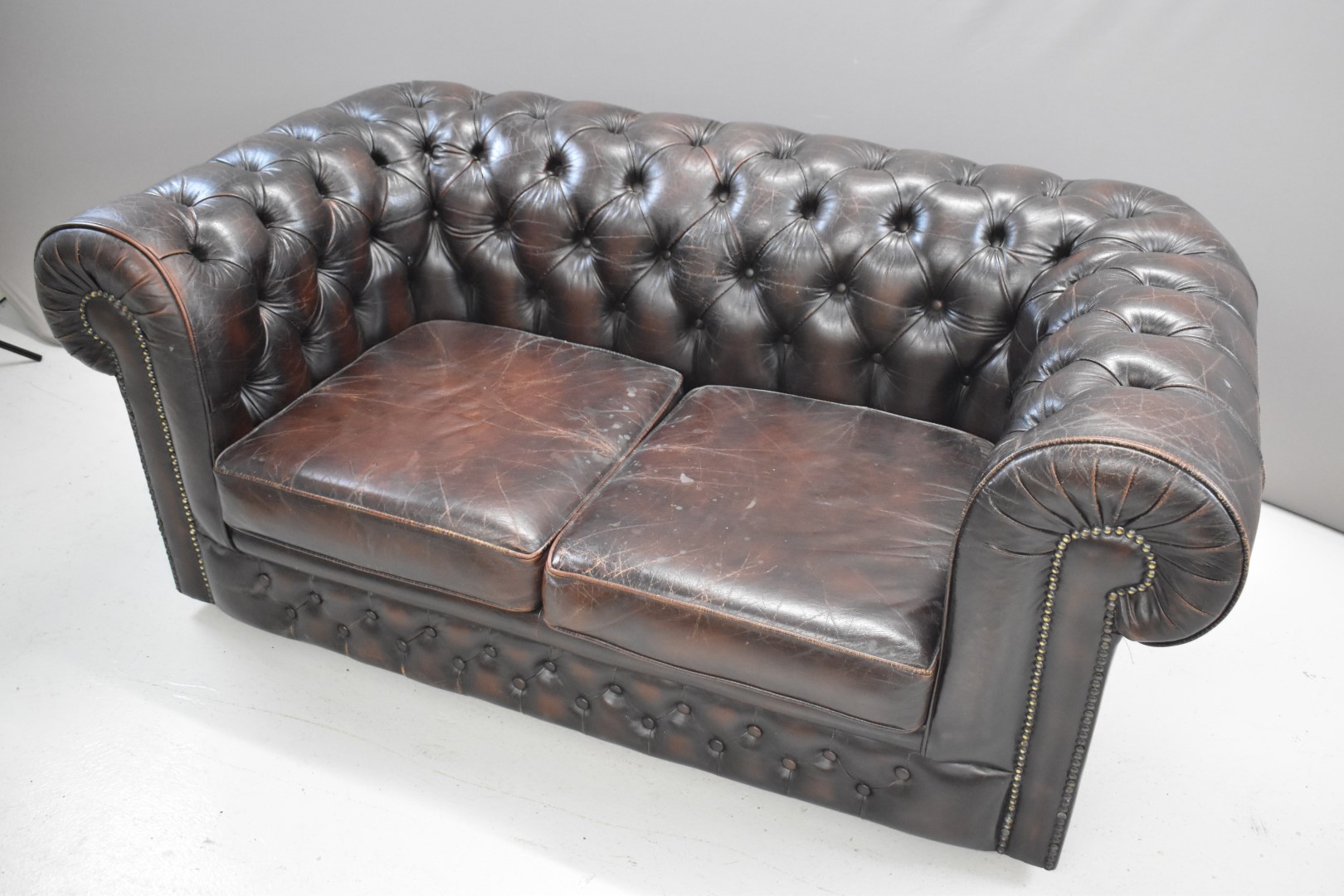 Brown leather Chesterfield two seater sofa, width 160 x height 70cm - Image 4 of 4