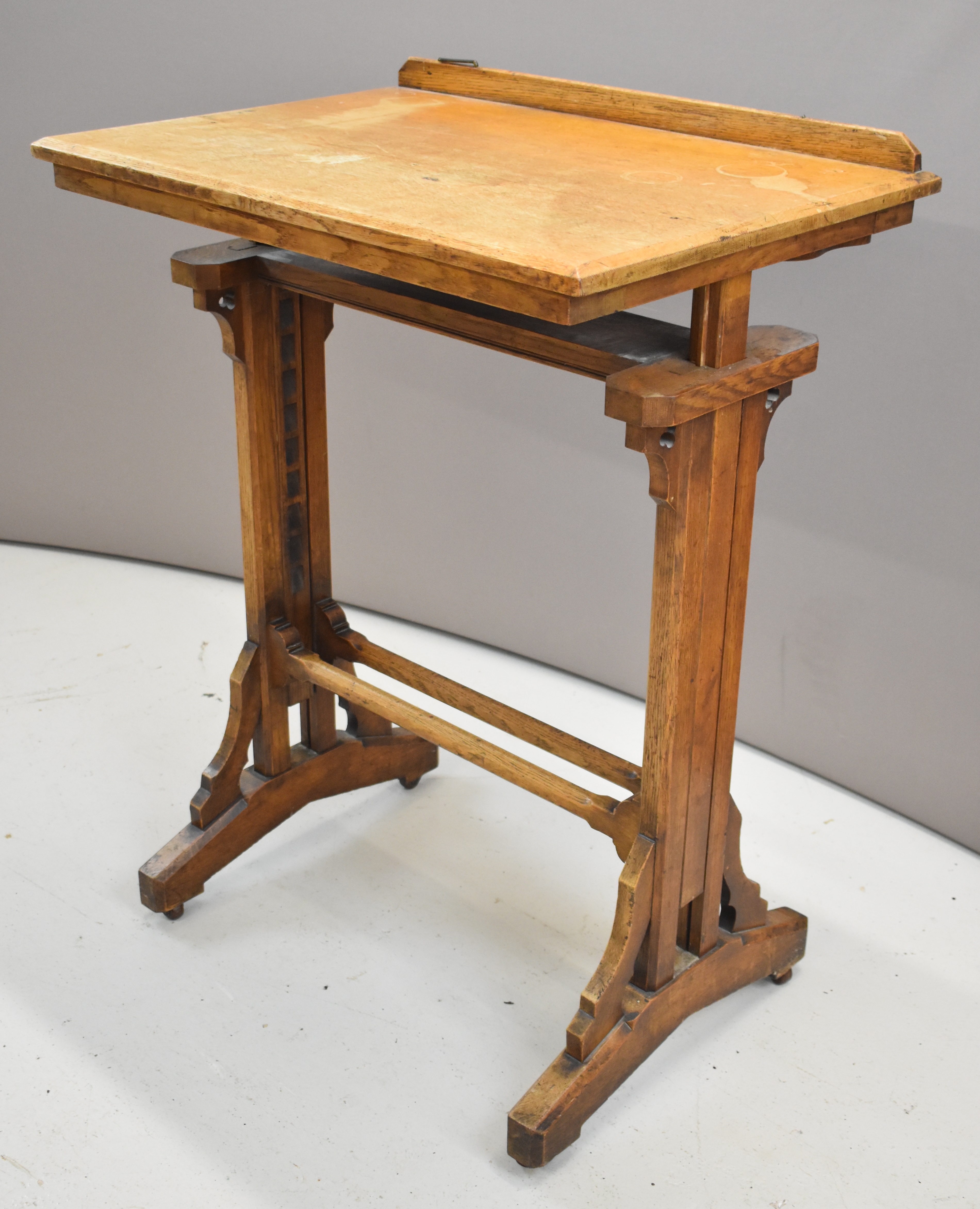 Victorian oak Gothic or Arts & Crafts style lectern with adjustable height and angle, minimum height - Image 2 of 3