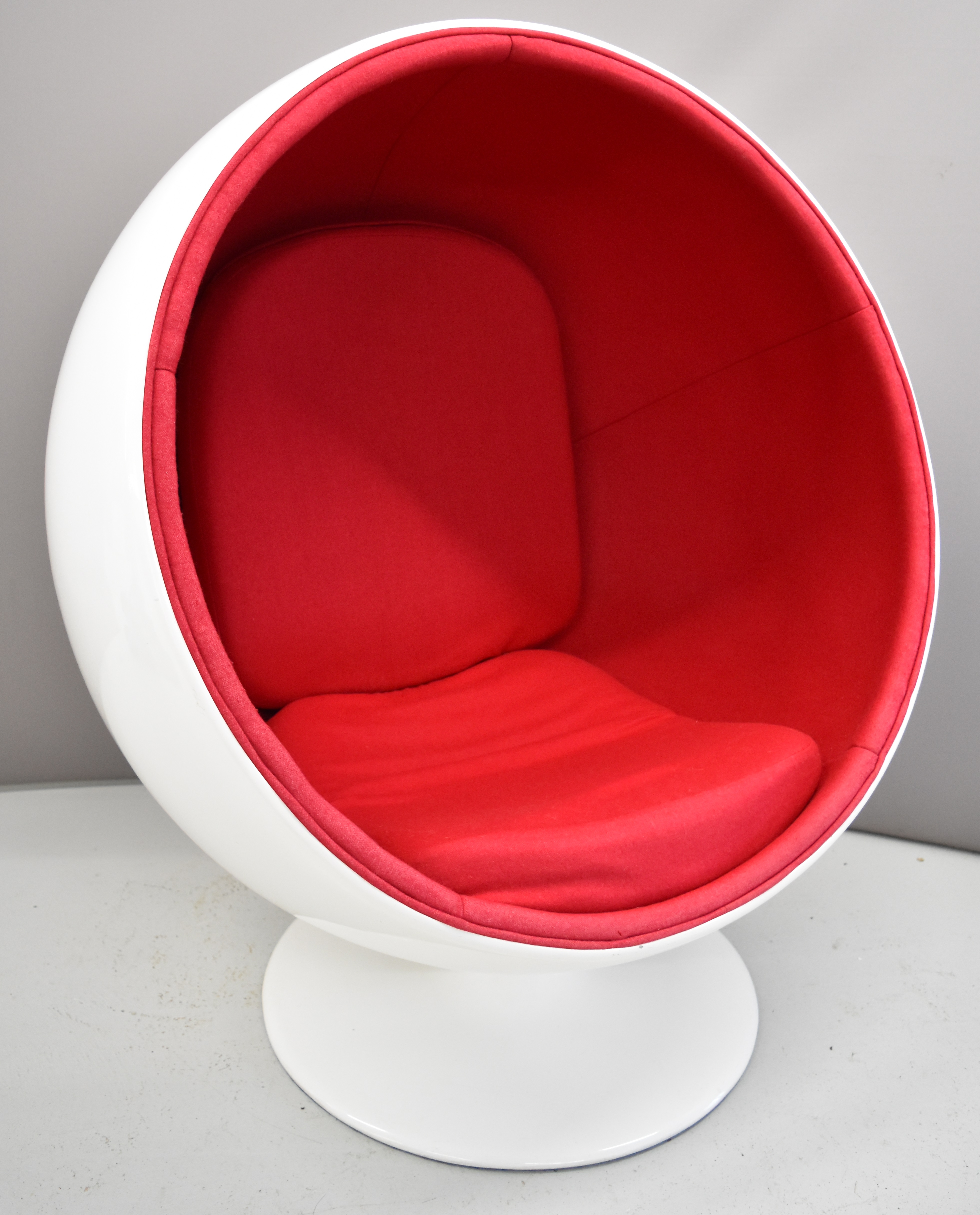 Eero Aarnio style mid century retro white fibreglass egg chair with red interior, height 124cm