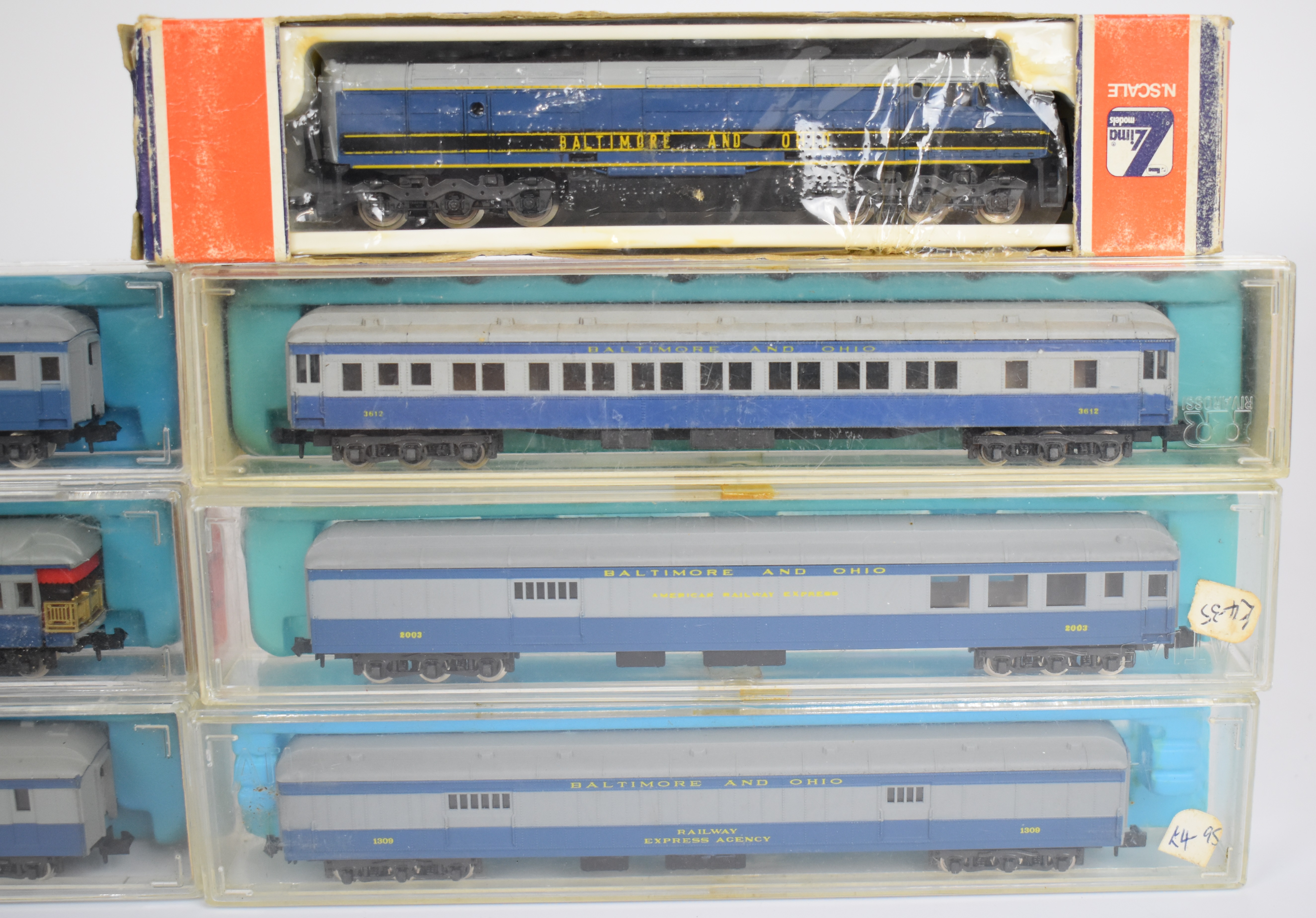 Two Baltimore & Ohio N gauge diesel locomotives by Rivarossi and Lima together with nine passenger - Bild 5 aus 5