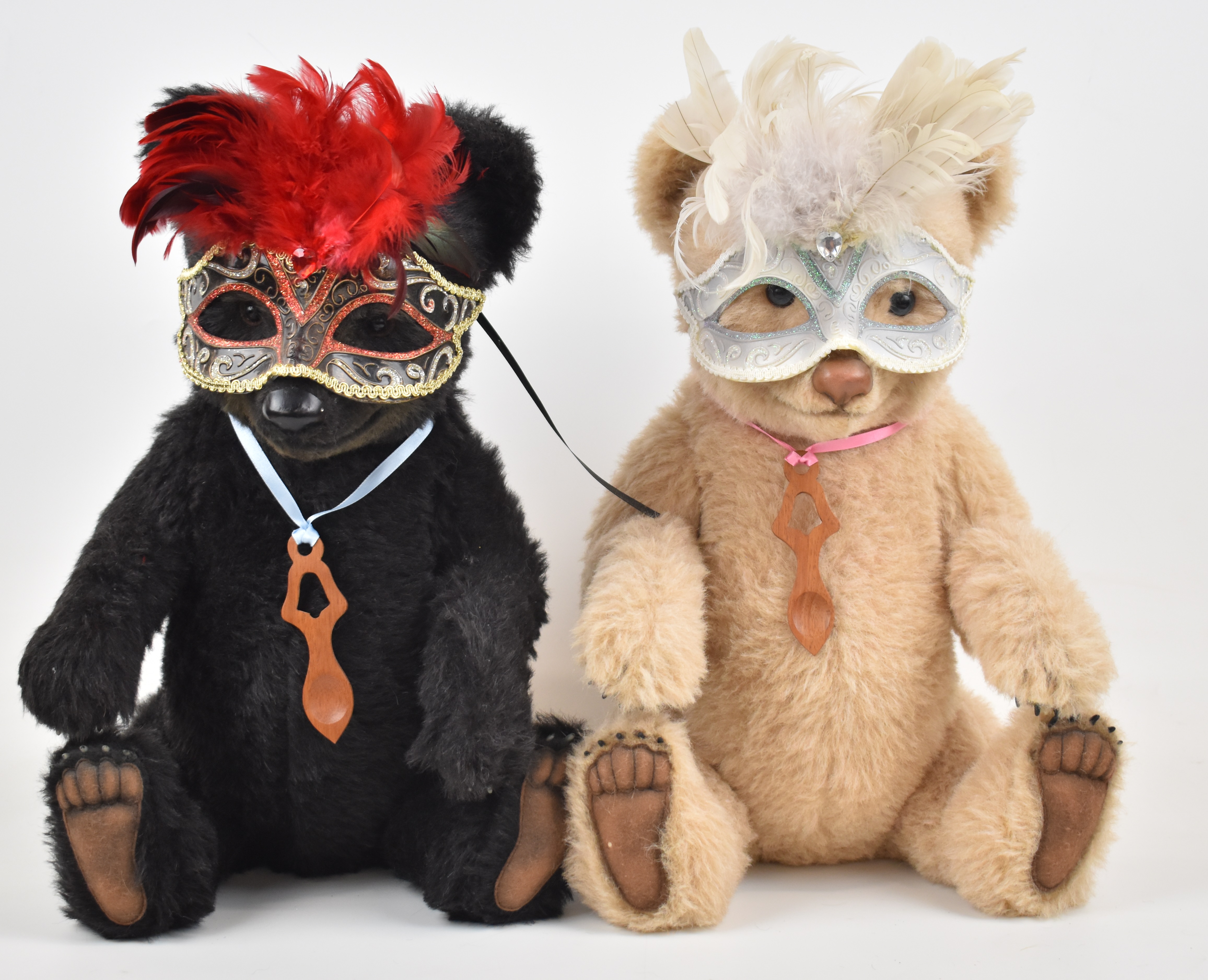 Two R. John Wright limited edition Teddy bears Duncan and Fiona, each with original tags and