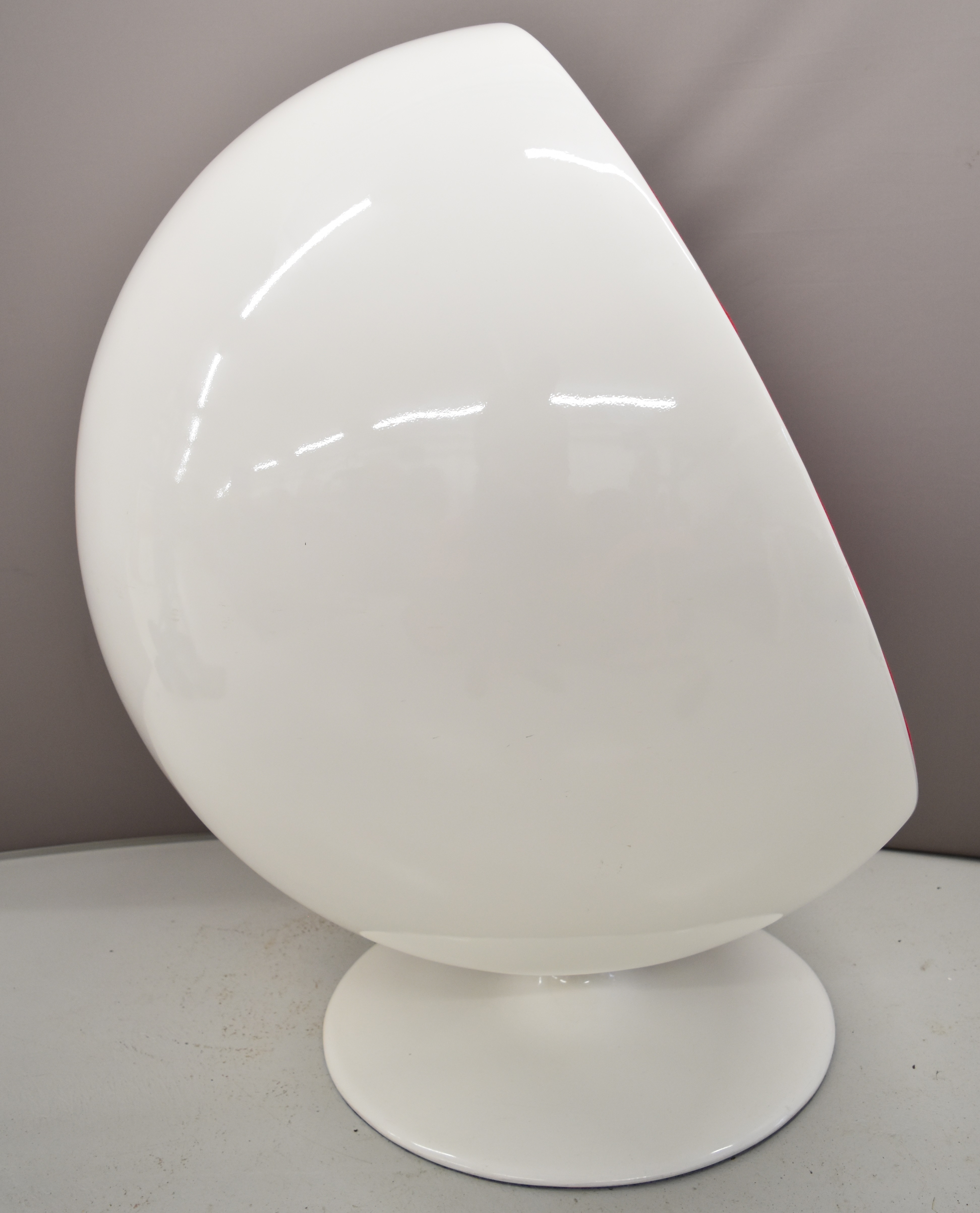 Eero Aarnio style mid century retro white fibreglass egg chair with red interior, height 124cm - Image 2 of 5