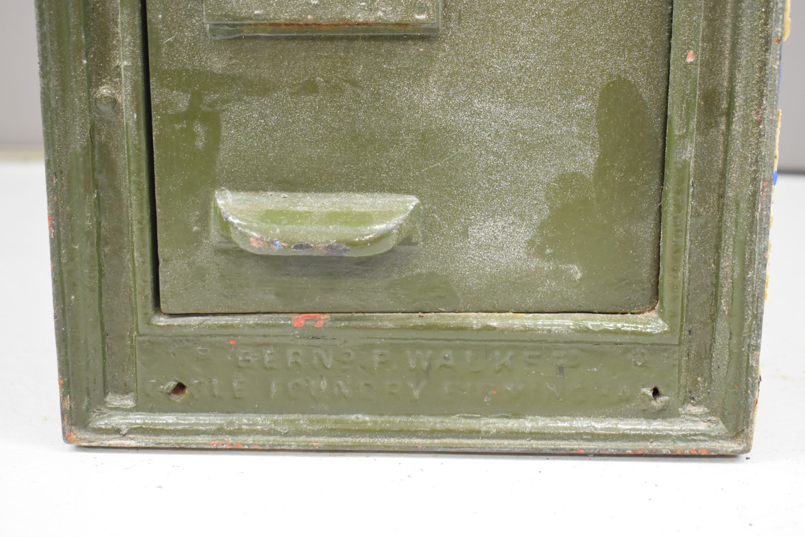 Victorian cast iron wall mounted letter box with VR cypher and crown to top, the door having - Image 6 of 8