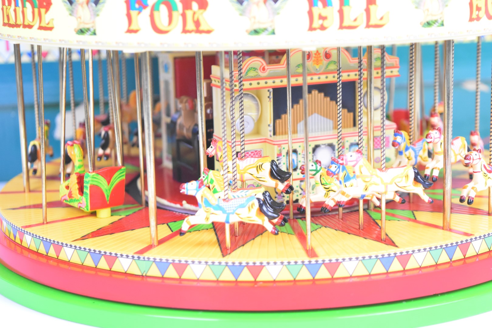 Corgi Fairground Attractions The South Down Gallopers 1:50 scale diecast model carousel, CC20401, in - Image 2 of 6