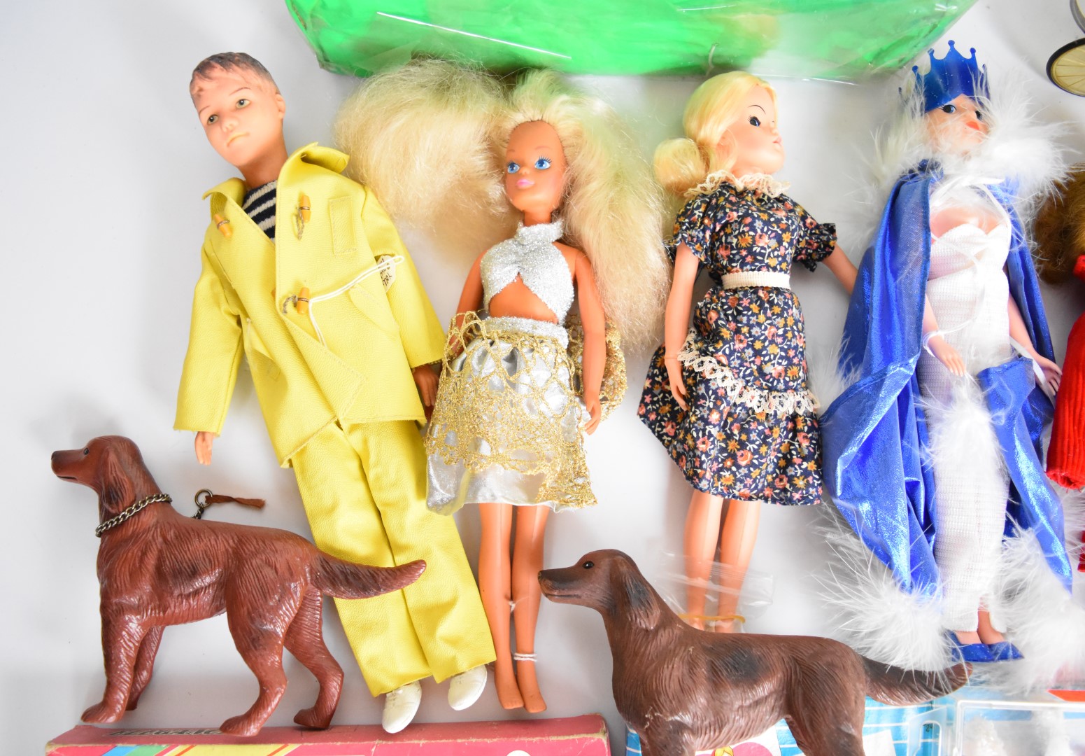 A collection of vintage Sindy dolls, clothing and accessories by Pedigree to include Sindy, Paul and - Image 6 of 7