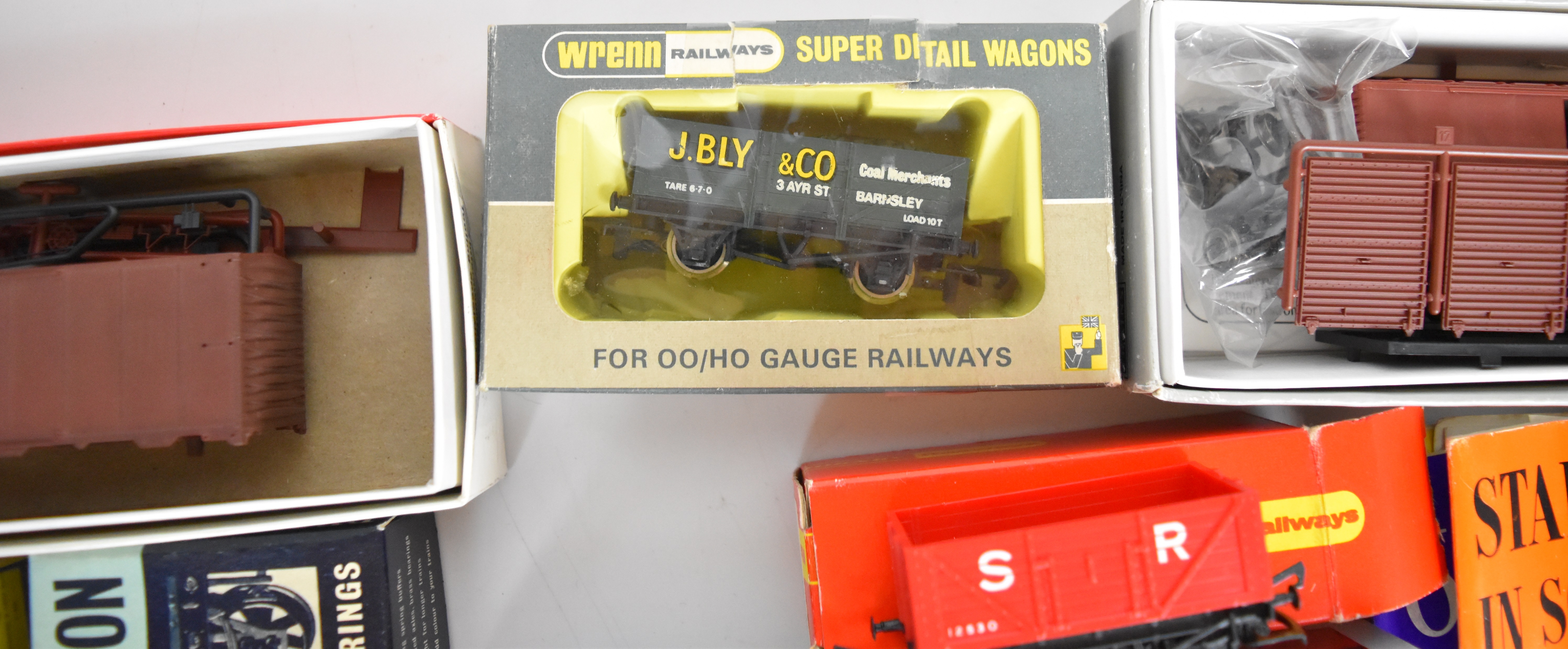A collection of 00 and H0 gauge model railway locomotives and wagons to include Hornby R868 0-4-4 - Image 4 of 5