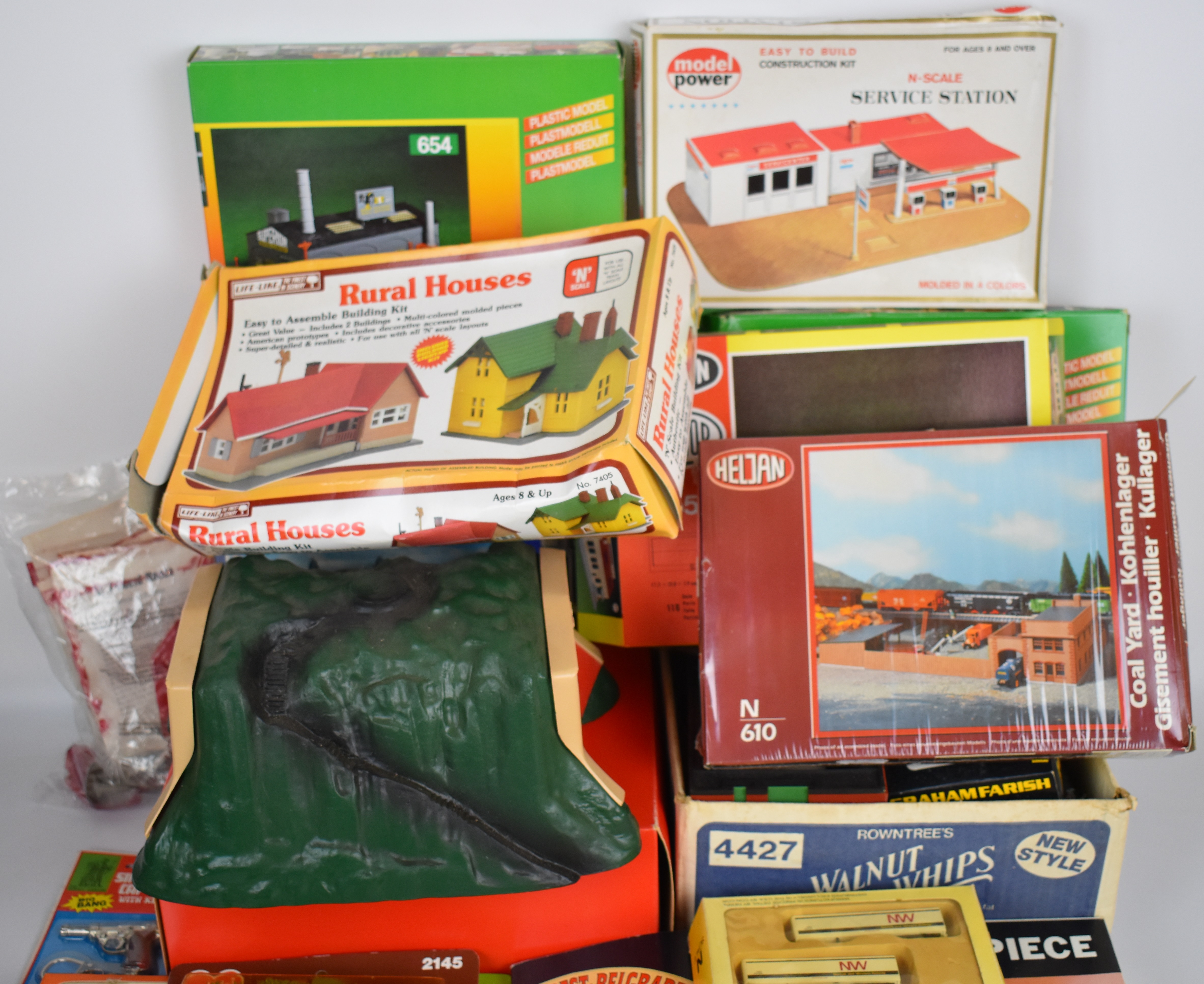 A collection of mostly N gauge model railway scenery, buildings and accessories including hotel, - Image 3 of 5