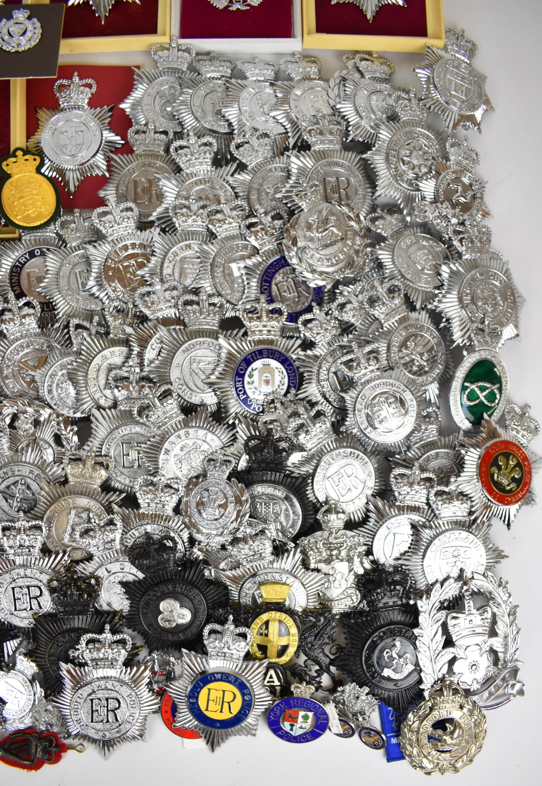 Approximately 250 Police badges, helmet plates and cloth insignia including Royal Ulster - Image 8 of 8