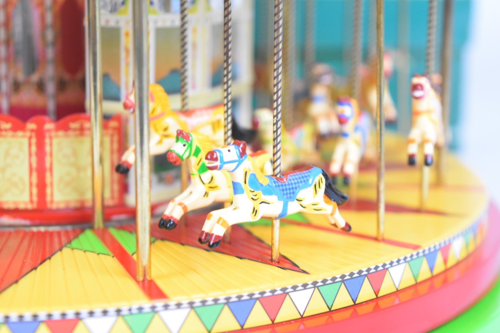 Corgi Fairground Attractions The South Down Gallopers 1:50 scale diecast model carousel, CC20401, in - Image 5 of 6