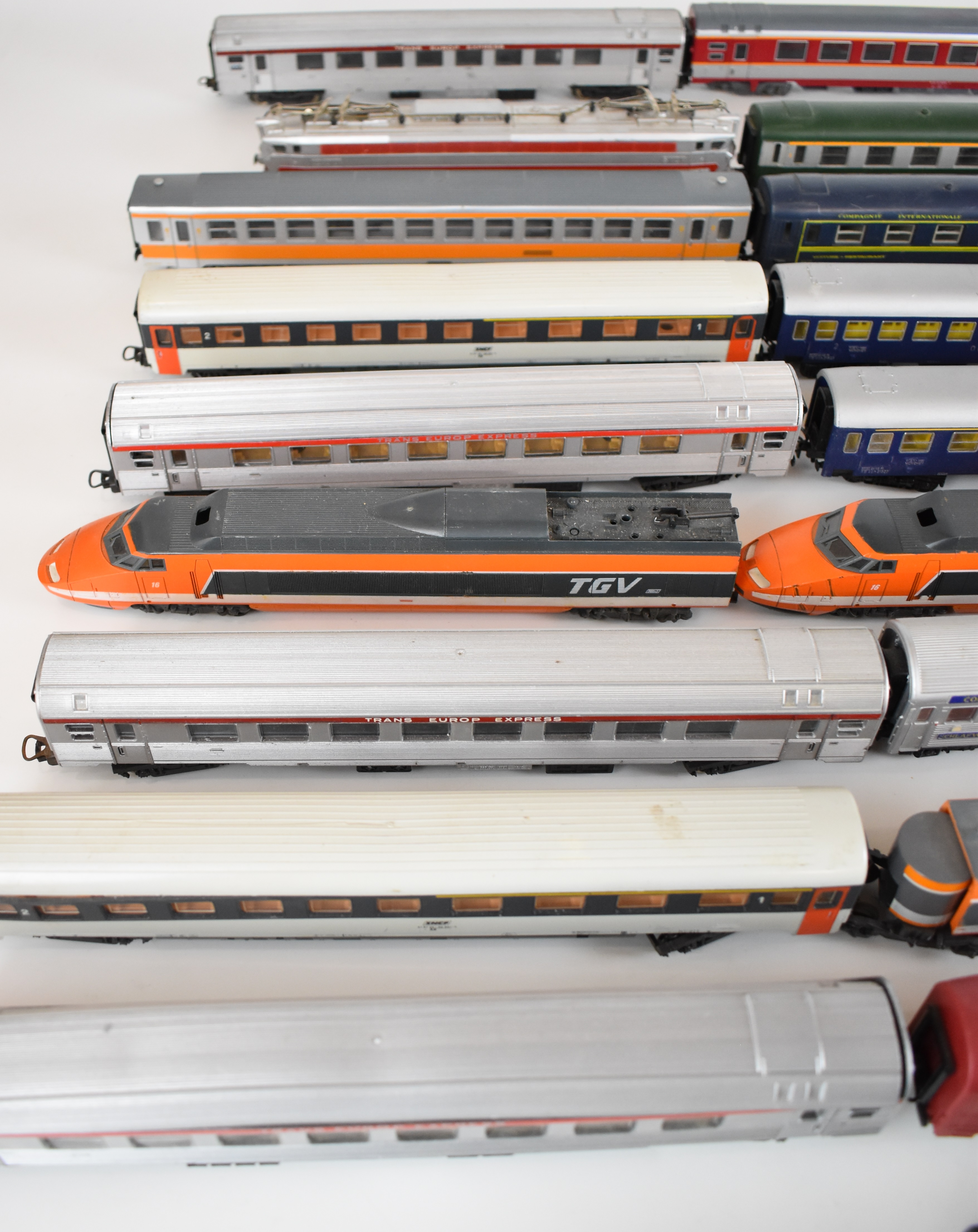 Two Lima H0 gauge model railway locomotives together with twenty-six European passenger carriages - Image 2 of 4