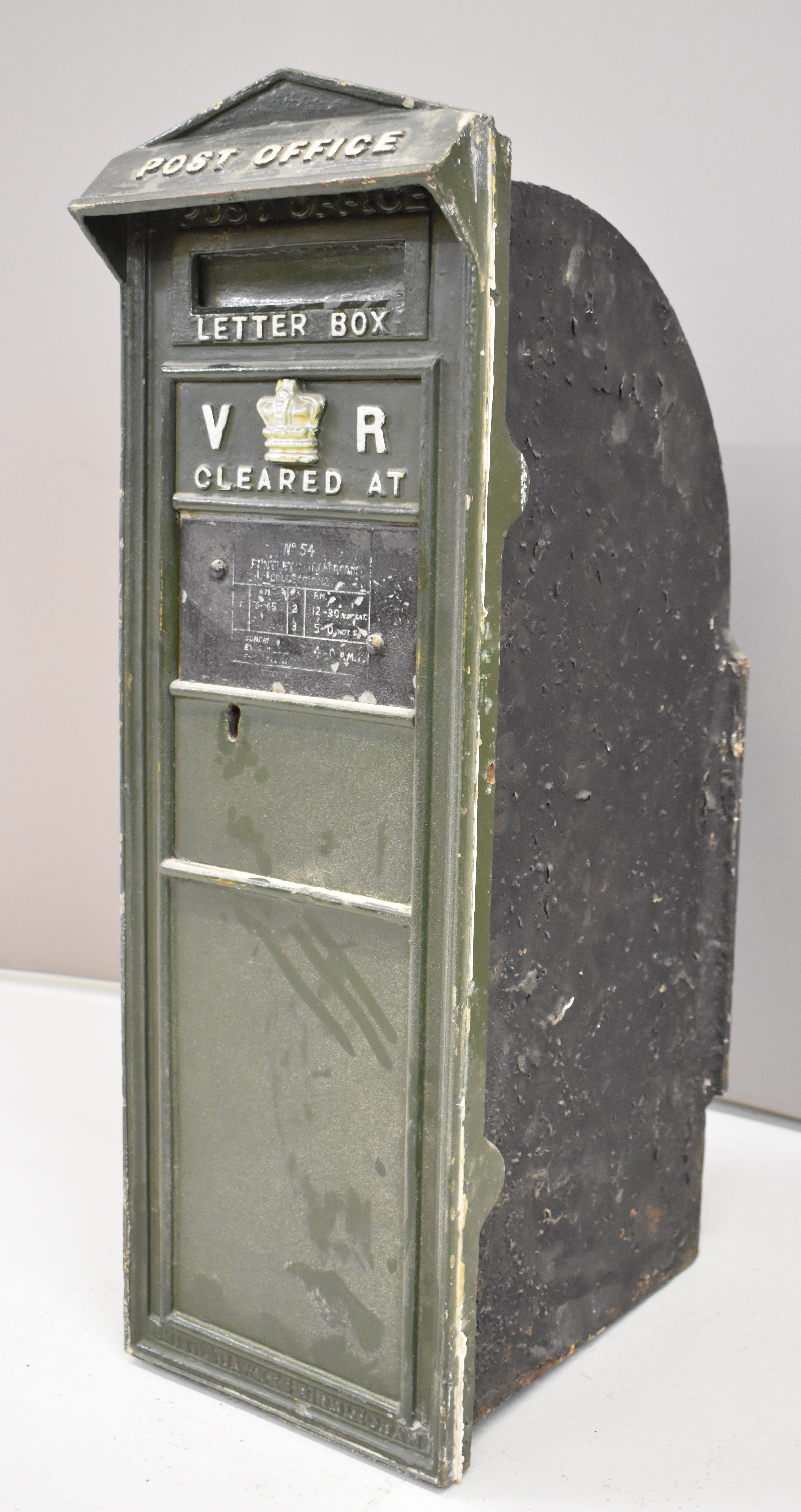 Victorian WB75 cast iron wall mounted letter box with VR cypher and crown to door, below a peaked - Image 3 of 7