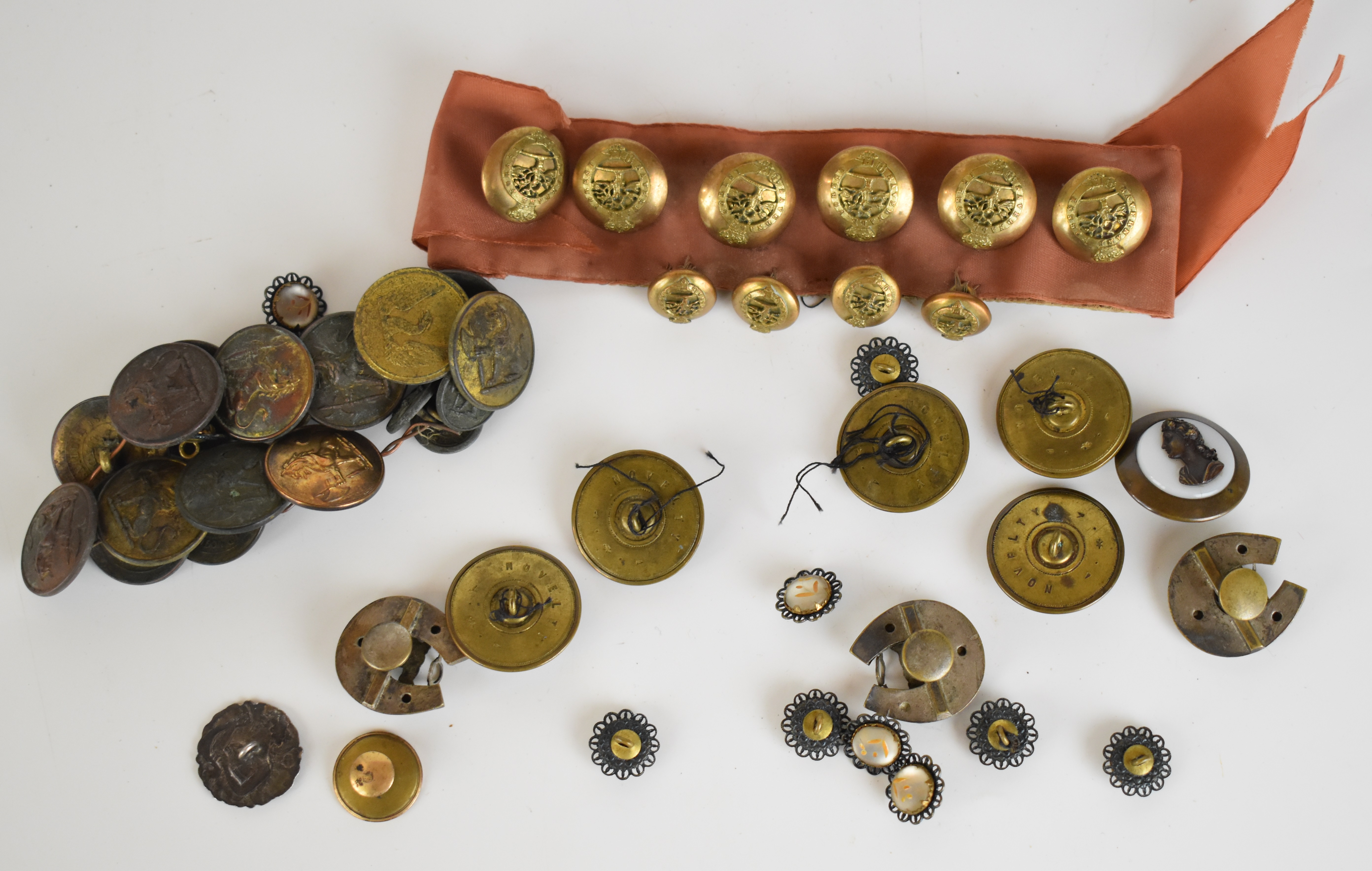 Georgian / Victorian hunt and military buttons including set of Savernake Forest portrait buttons - Image 2 of 2
