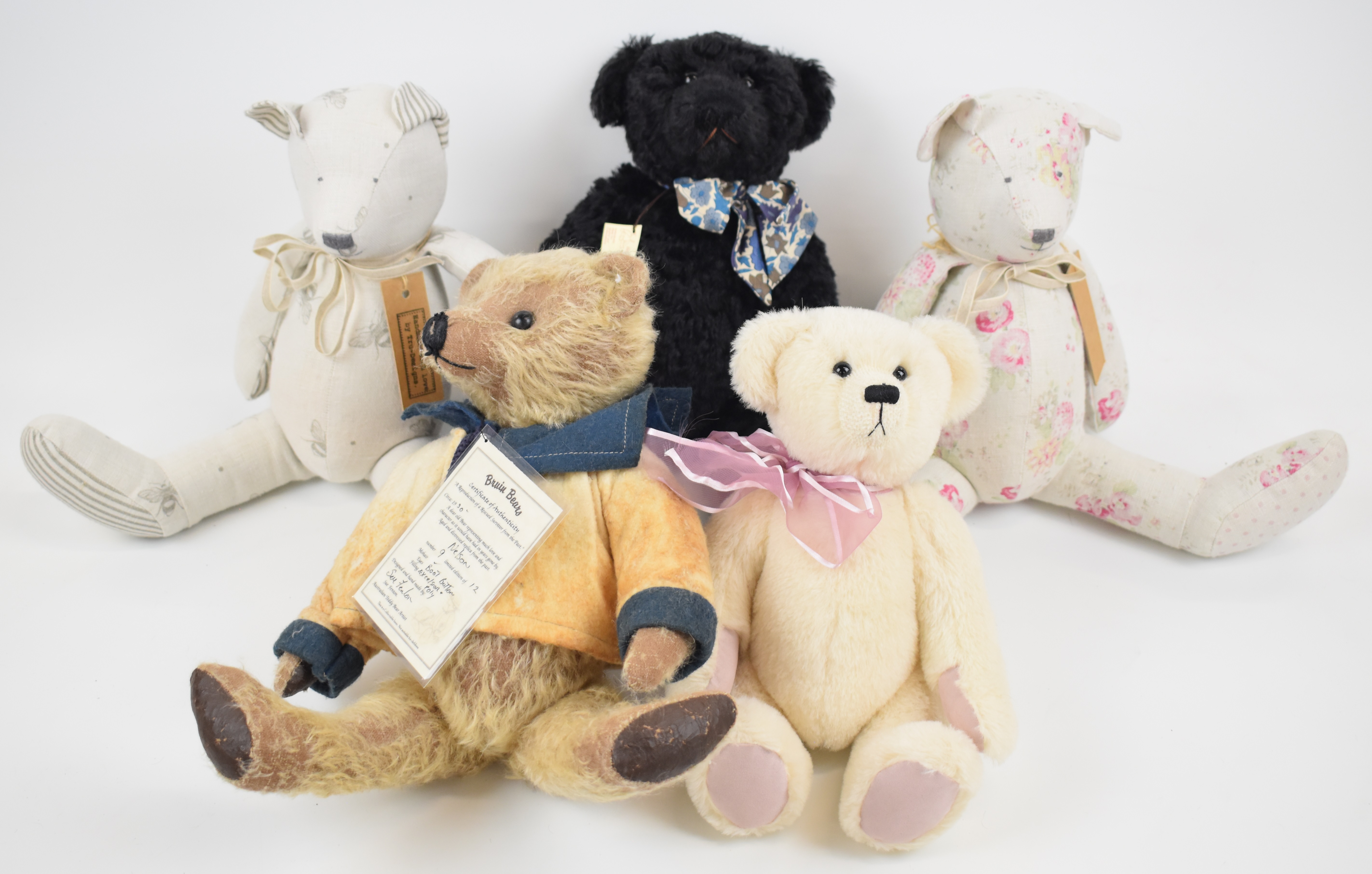 Sixteen artist / studio Teddy bears including Robin Rive, Hazeley Bears, Cotswold Bear Co and - Image 4 of 4