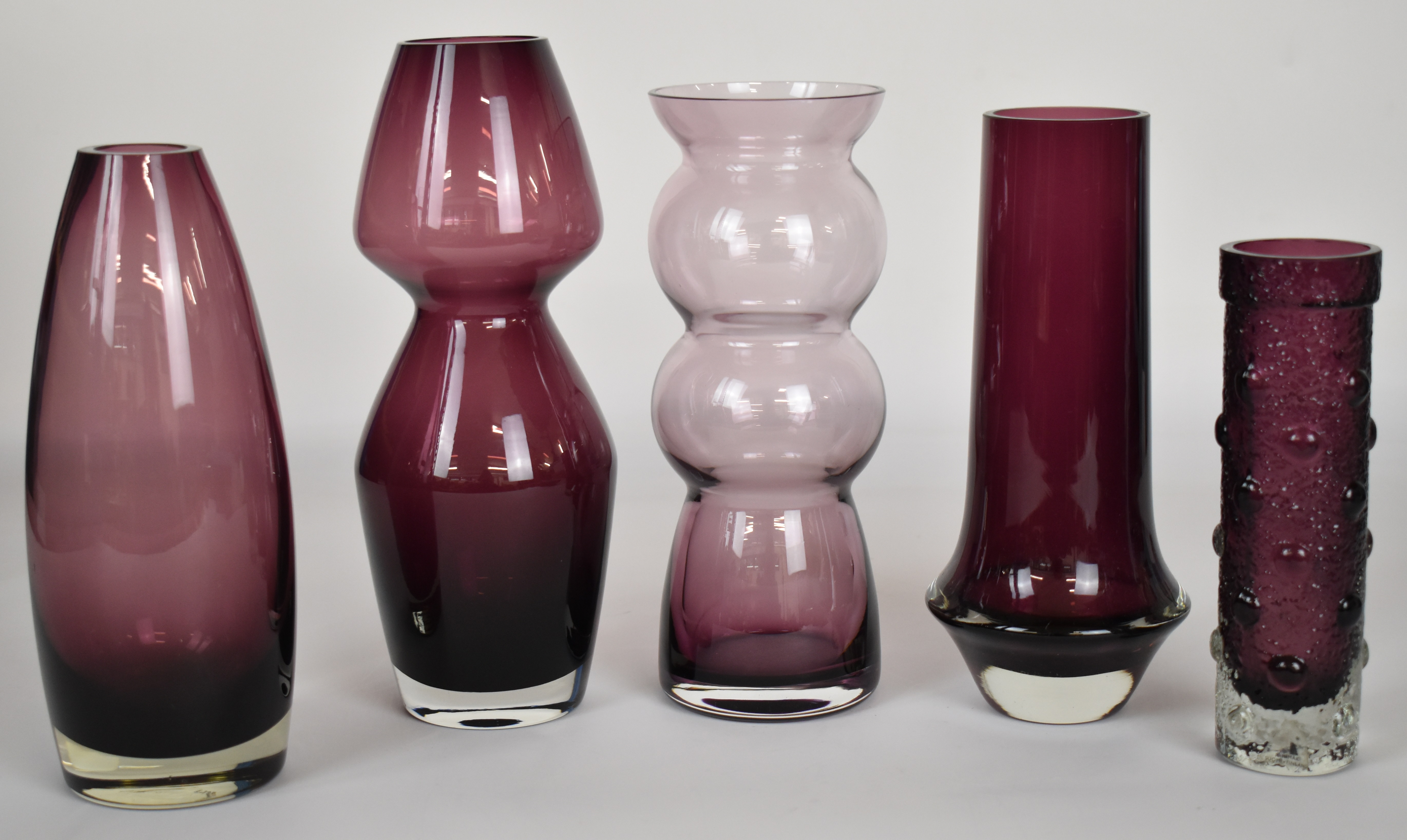 Five Tamara Aladin for Riihimaen Lasi Riihimaki or similar glass vases in aubergine, largest 24. - Image 2 of 4