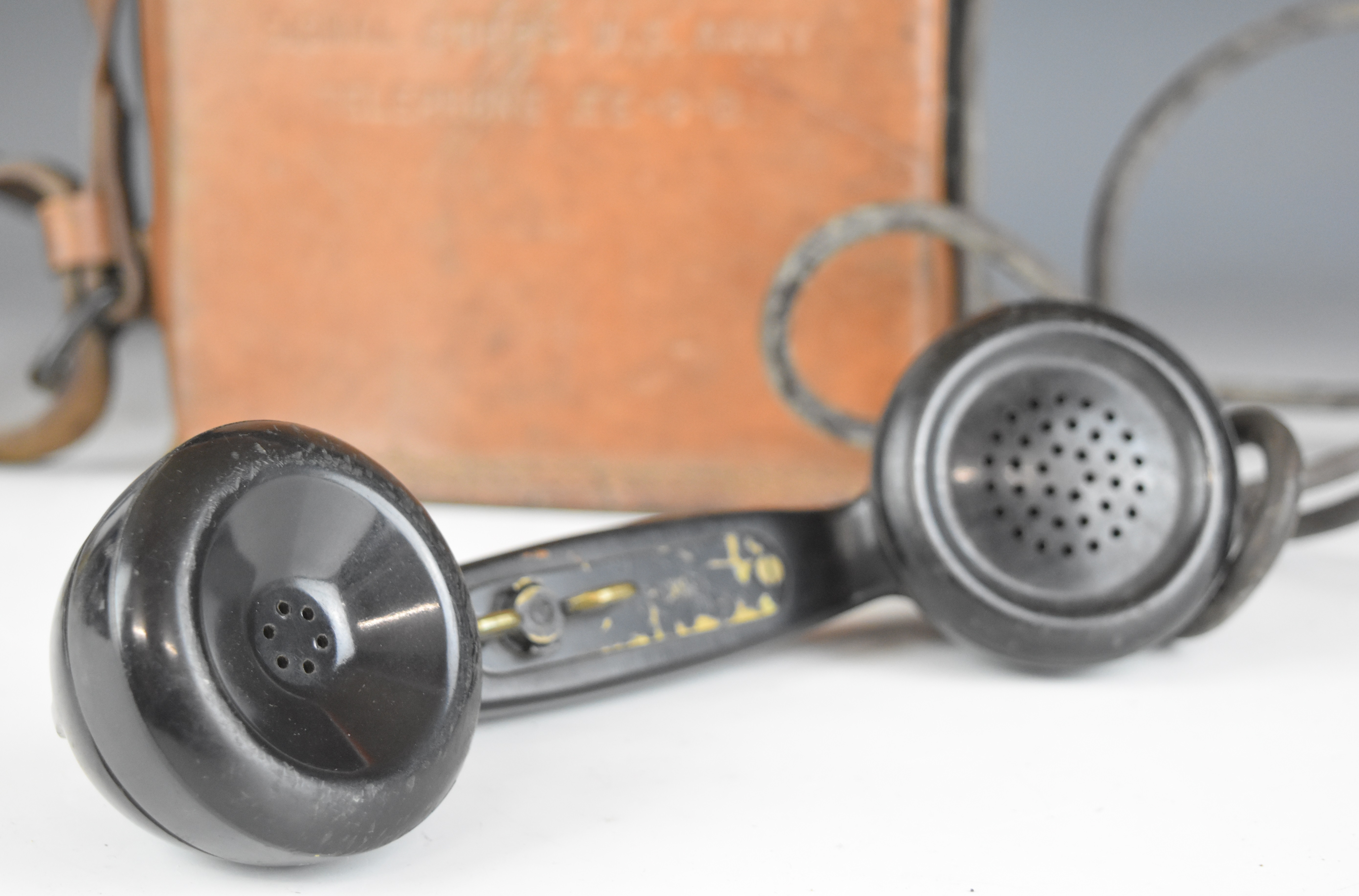 American WW2 Signal Corps telephone EE-8-B, with leather carry case and strap - Image 6 of 6
