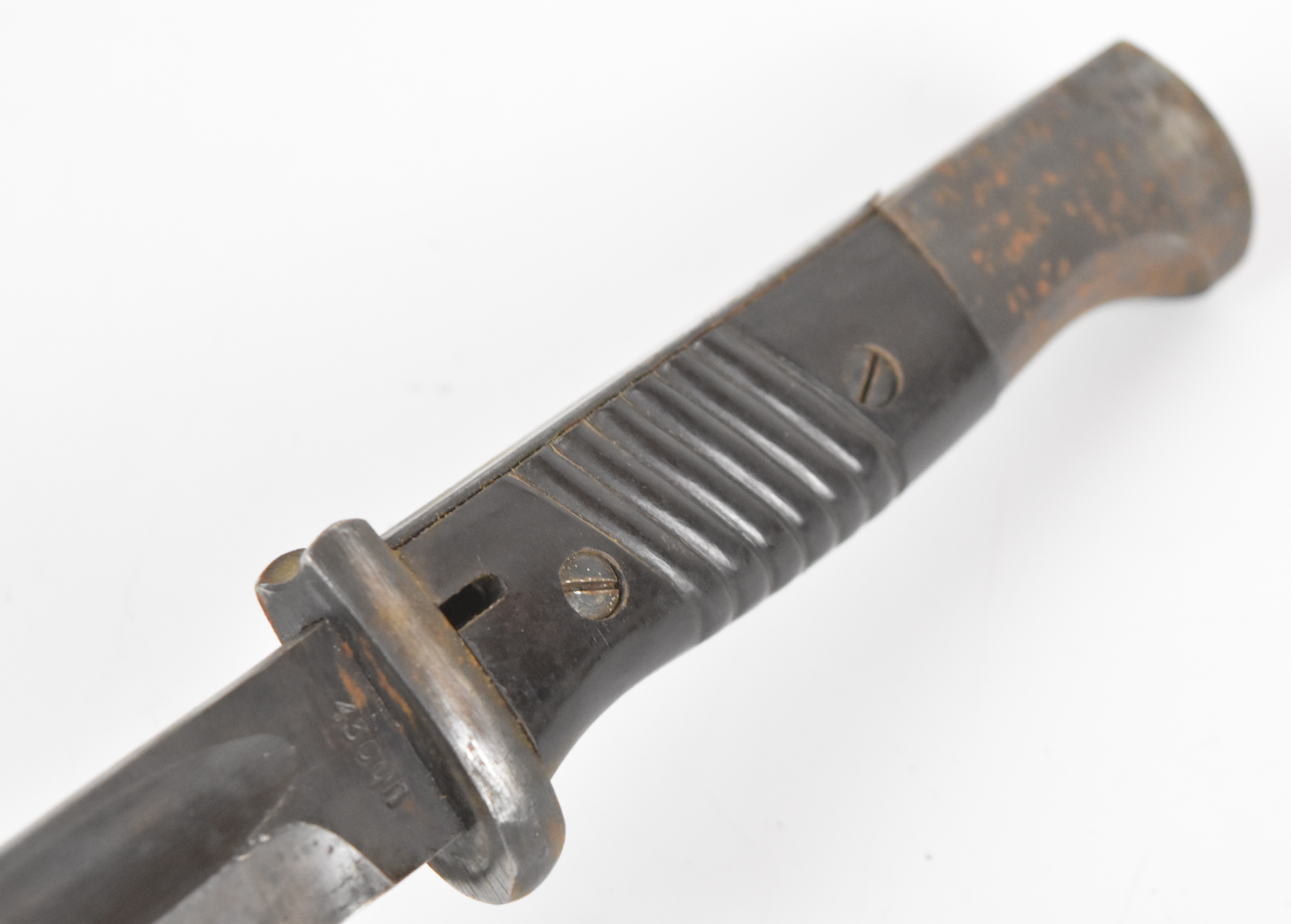 German WW2 K98 bayonet with Bakelite grips, flashguard, 43 cgh and 3769 to ricasso, 25cm fullered - Image 5 of 20