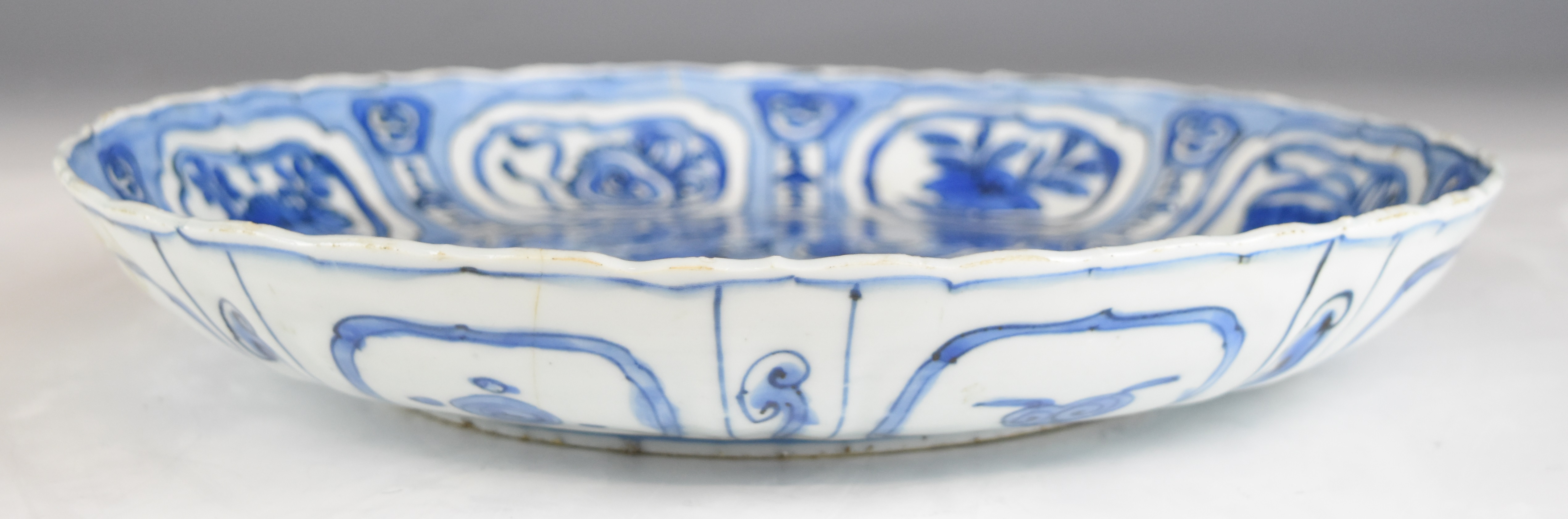 18th / 19thC Chinese Kraak porcelain charger with central decoration, diameter 31cm - Image 3 of 10