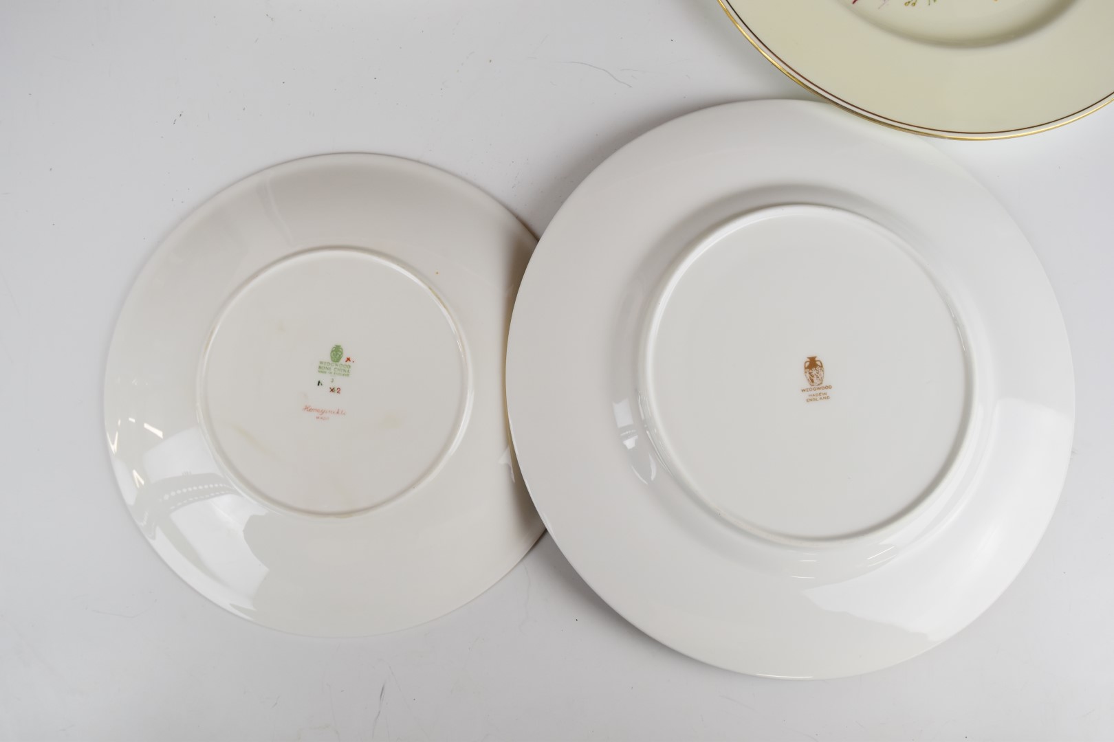 Wedgwood large charger, cabinet plates and Laurence Scarfe pin dish, largest diameter 41cm - Image 5 of 7
