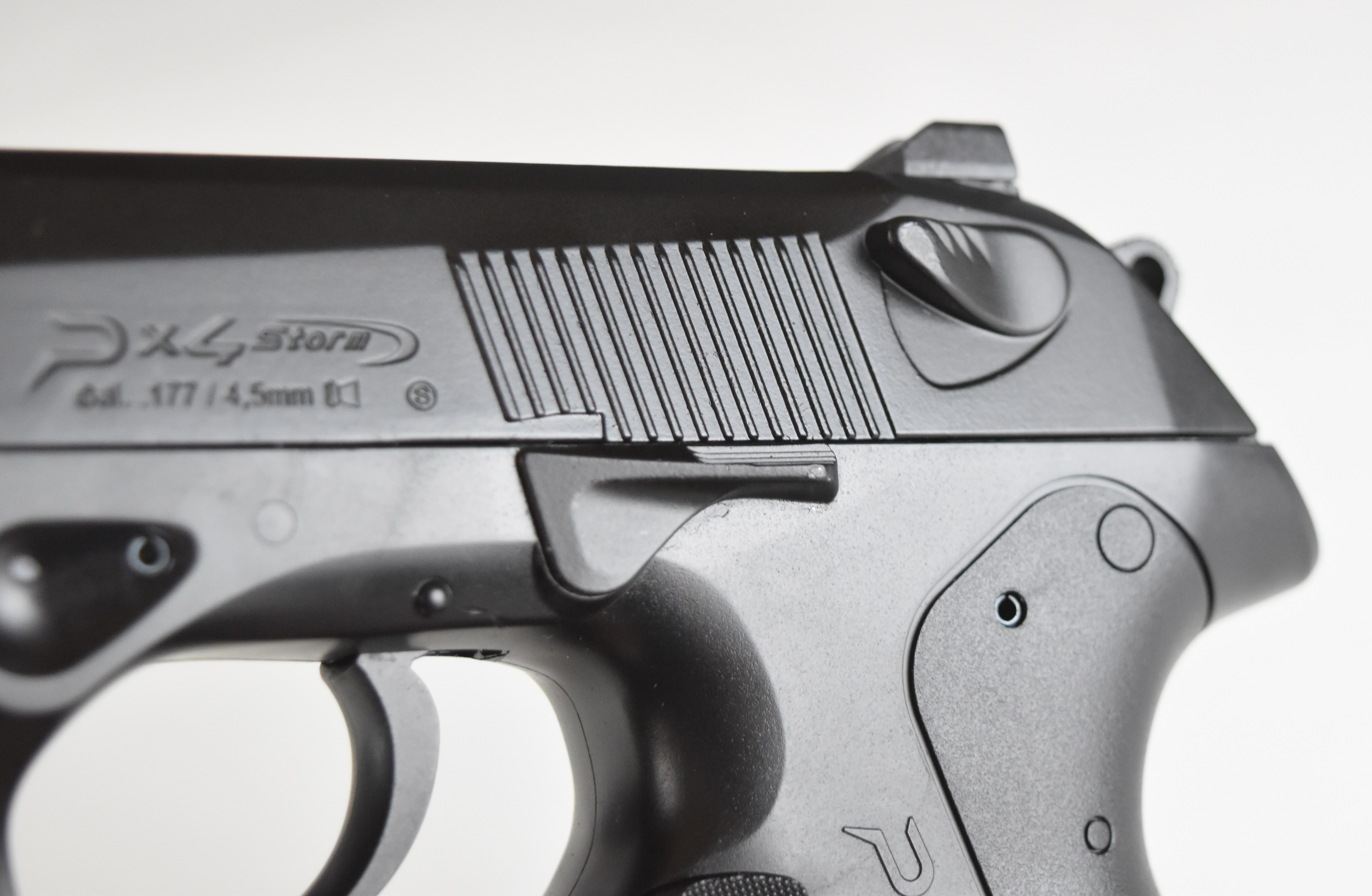 Umarex Beretta PX4 Storm .177 CO2 air pistol with textured grip and two 16 shot magazines, serial - Image 15 of 15