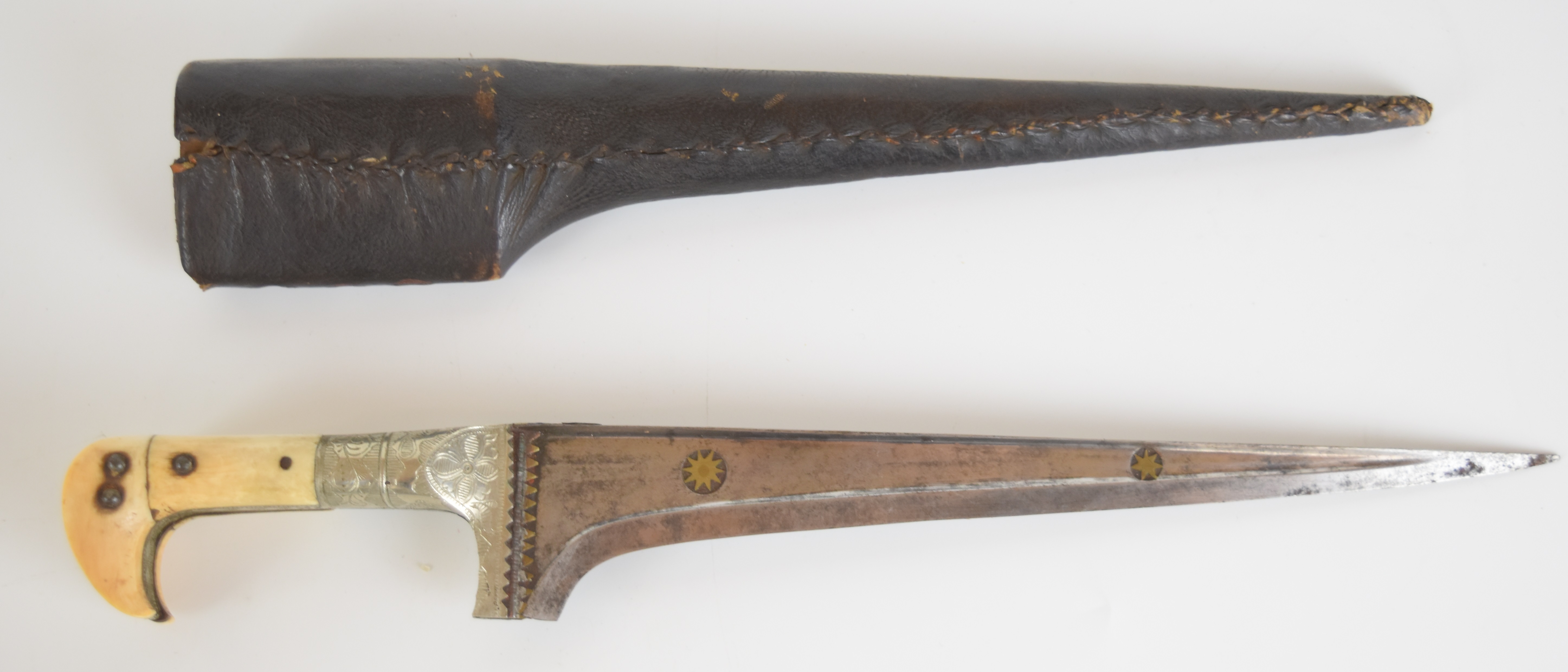 Indo Persian Pesh-Kabz knife or dagger with ivory grips to the curved handle, engraved decoration - Image 6 of 8