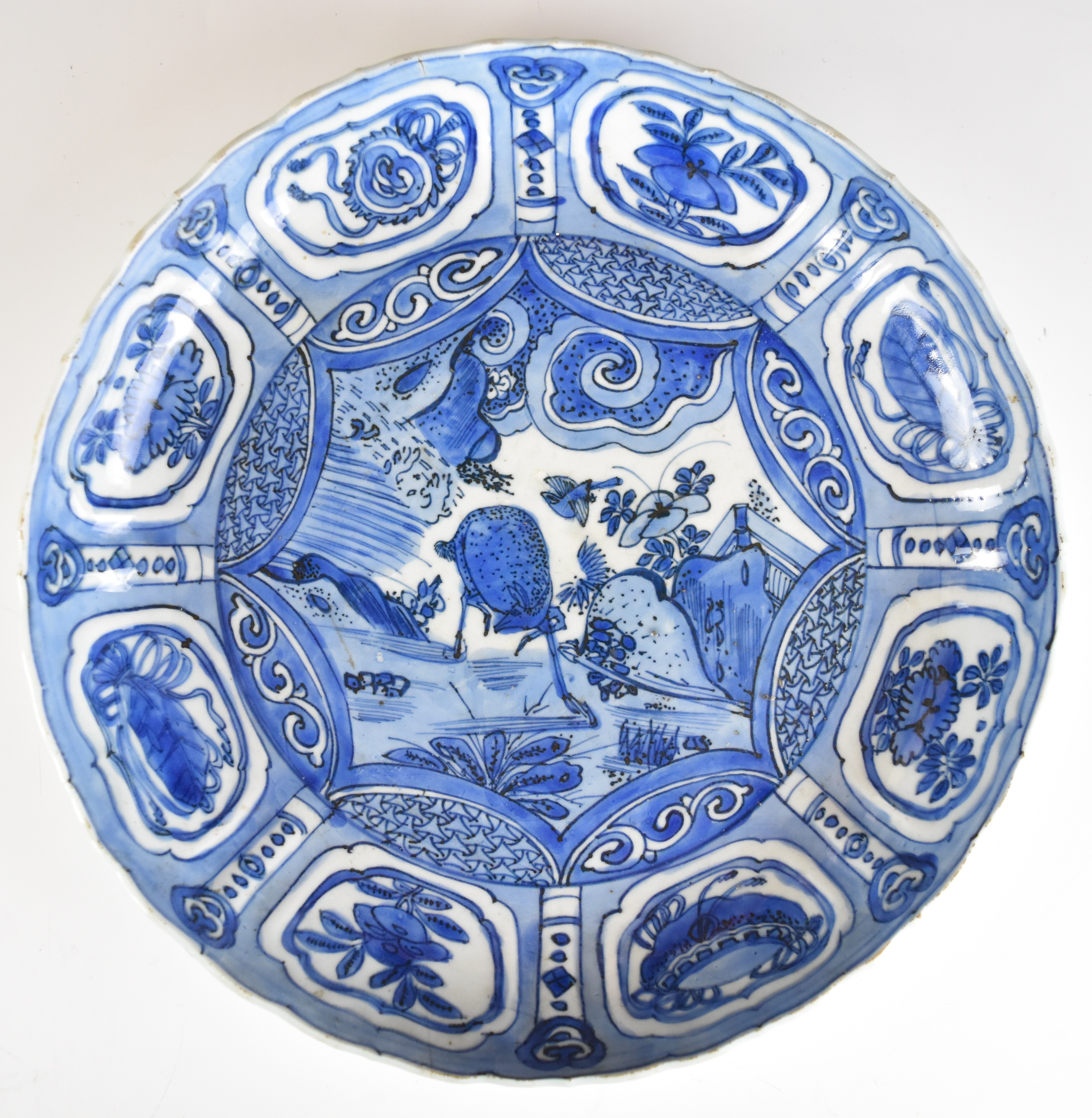 18th / 19thC Chinese Kraak porcelain charger with central decoration, diameter 31cm - Image 6 of 10