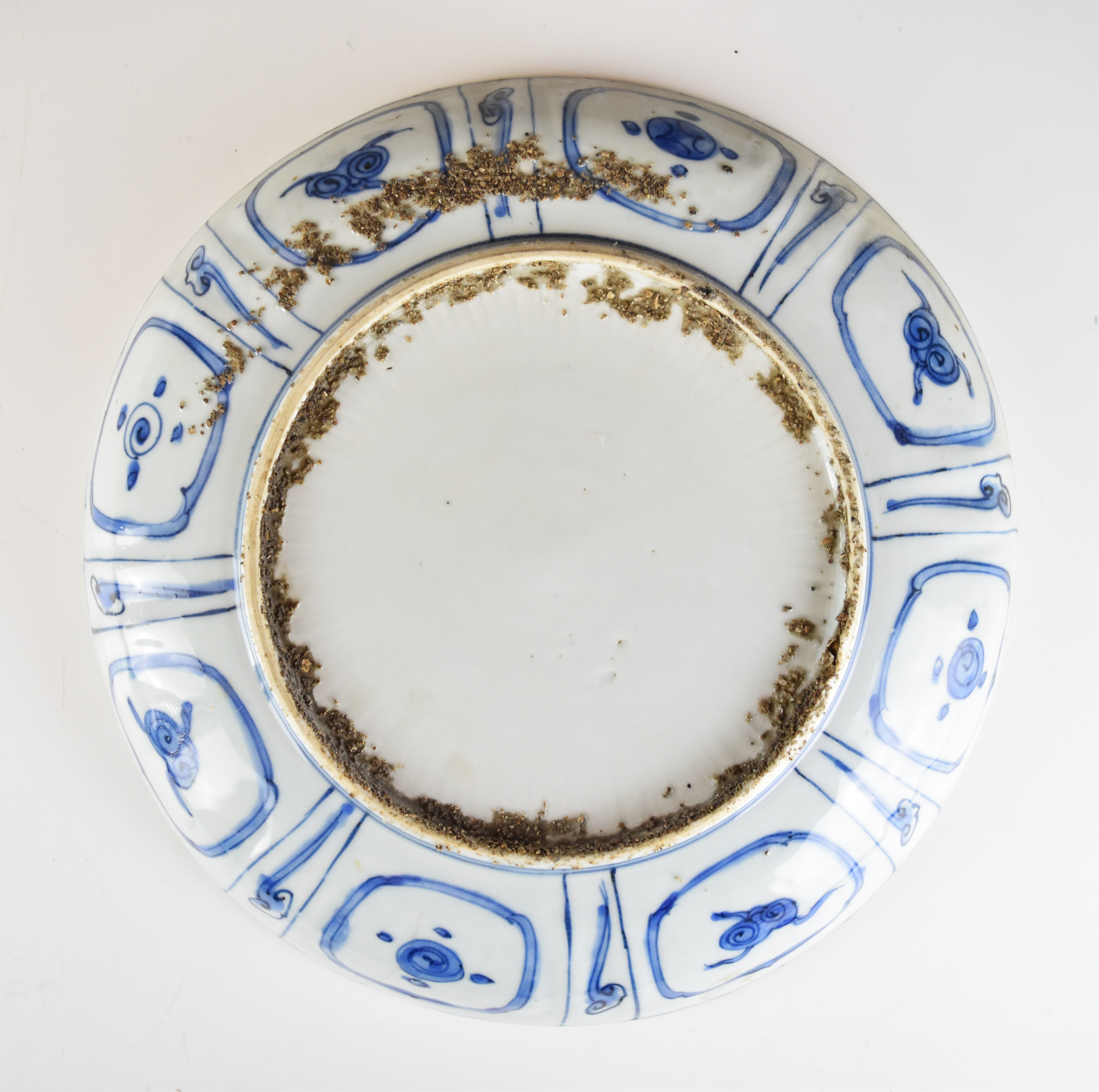 18th / 19thC Chinese Kraak porcelain charger with central decoration, diameter 31cm - Image 5 of 10